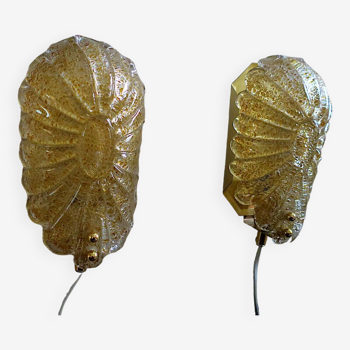 Pair of Murano conch-shaped wall lights in gold fleck glass on a brass frame, 1970