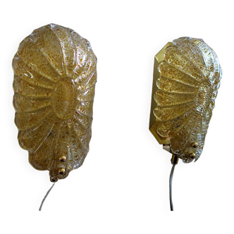 Pair of Murano conch-shaped wall lights in gold fleck glass on a brass frame, 1970