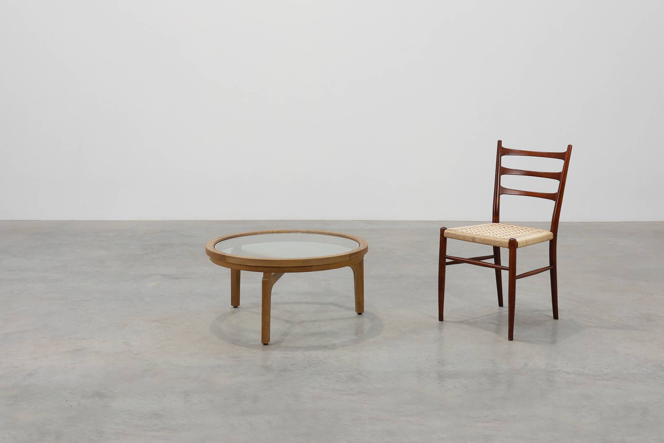 Table basse en bois de cèdre et verre, Italie fin du 20e siècle