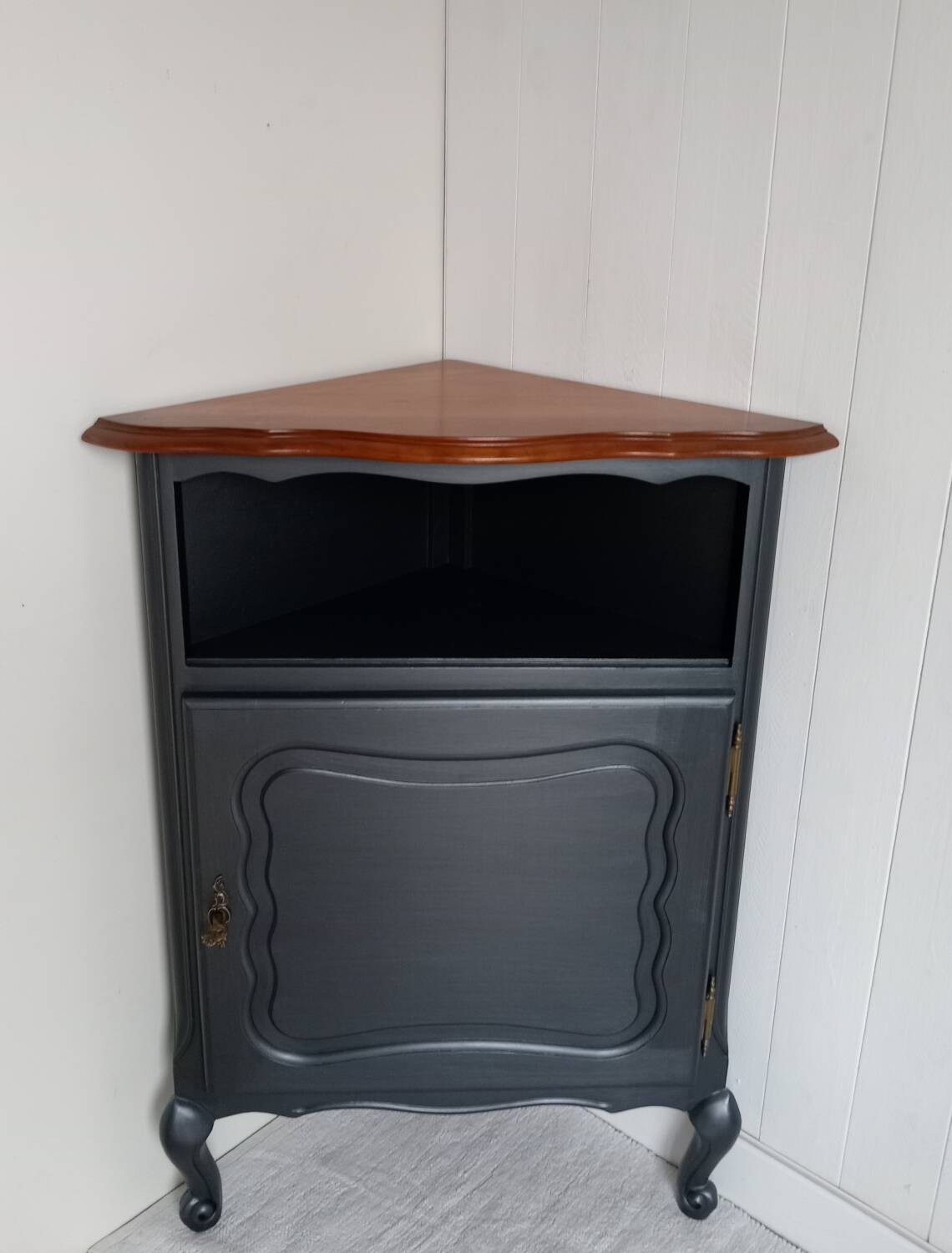 Corner cabinet