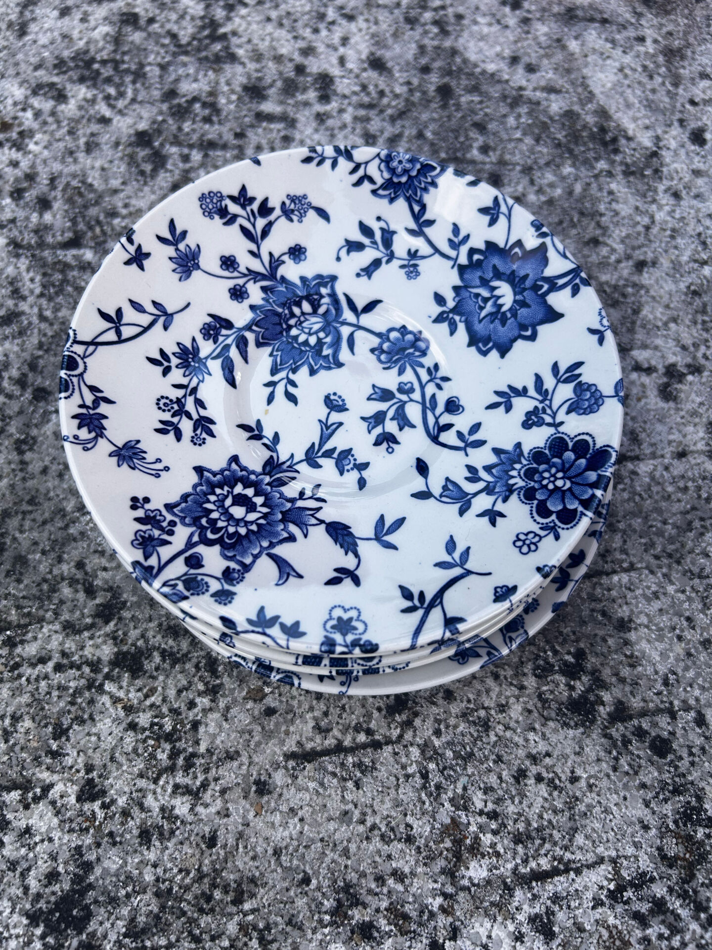 Set of 6 saucers Churchill England 13 cm diameter in porcelain