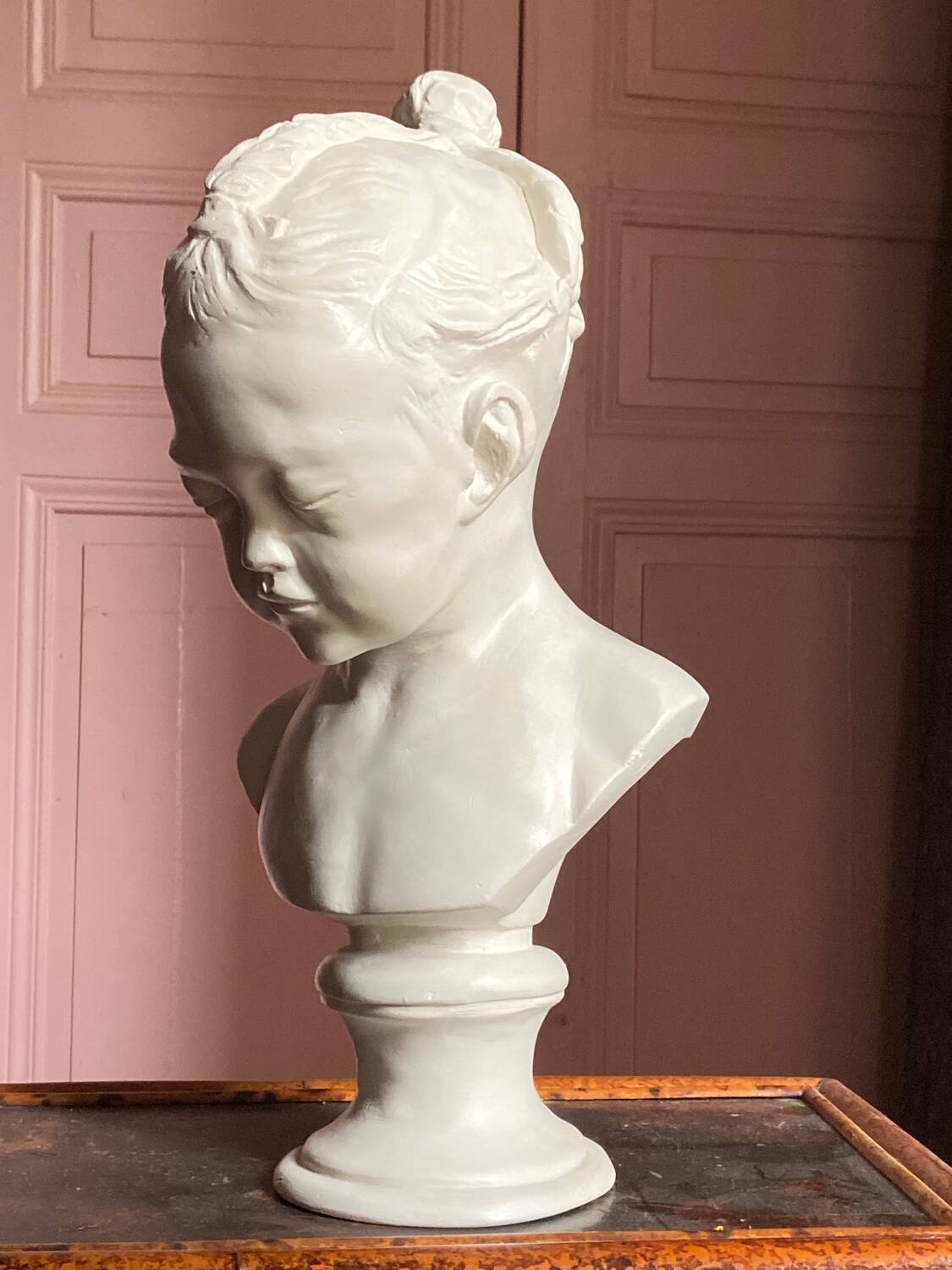 Sculpture en plâtre, buste d’enfant la boudeuse