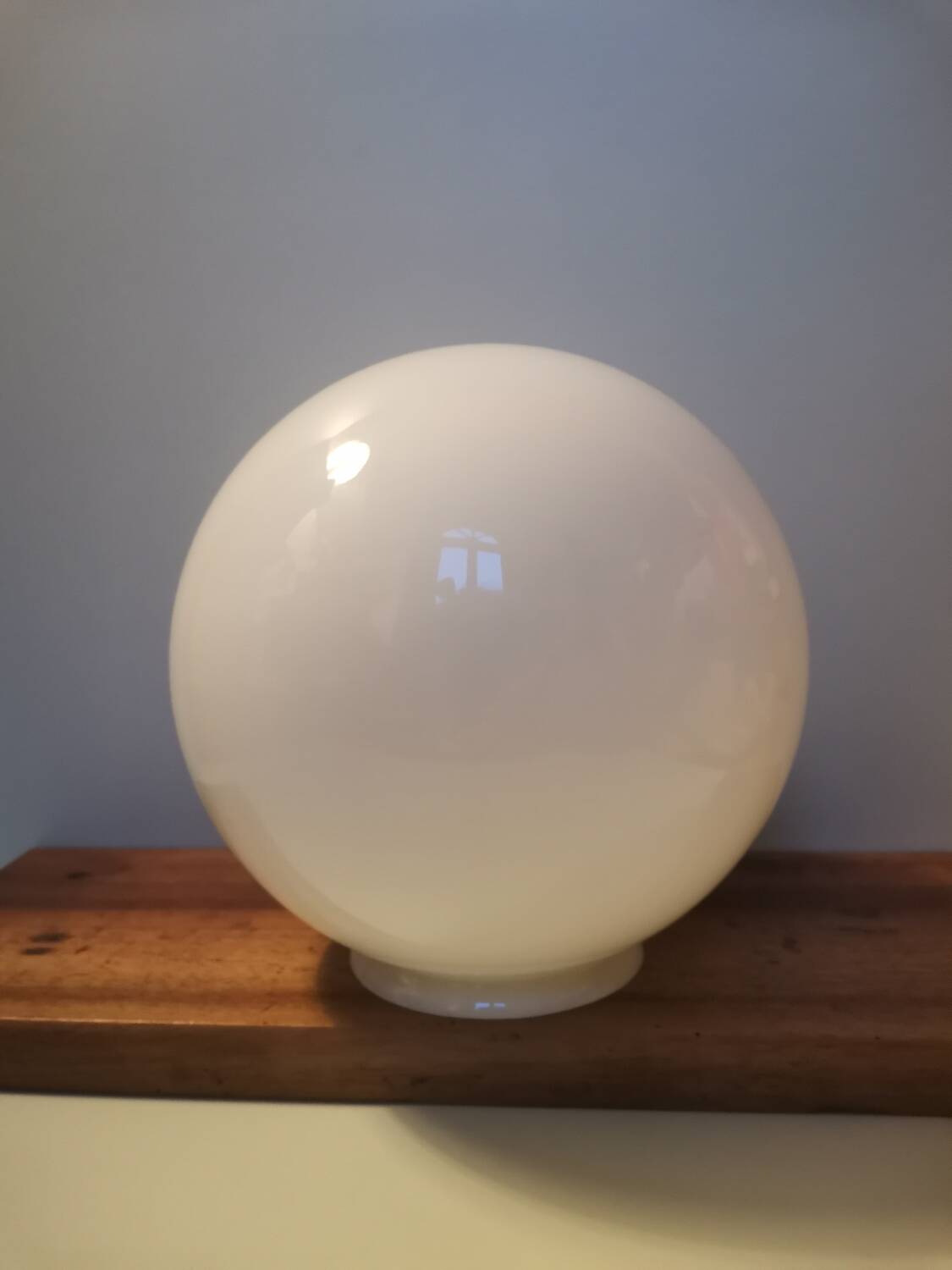 Globe vintage round lamp in white opaline suspension ceiling light