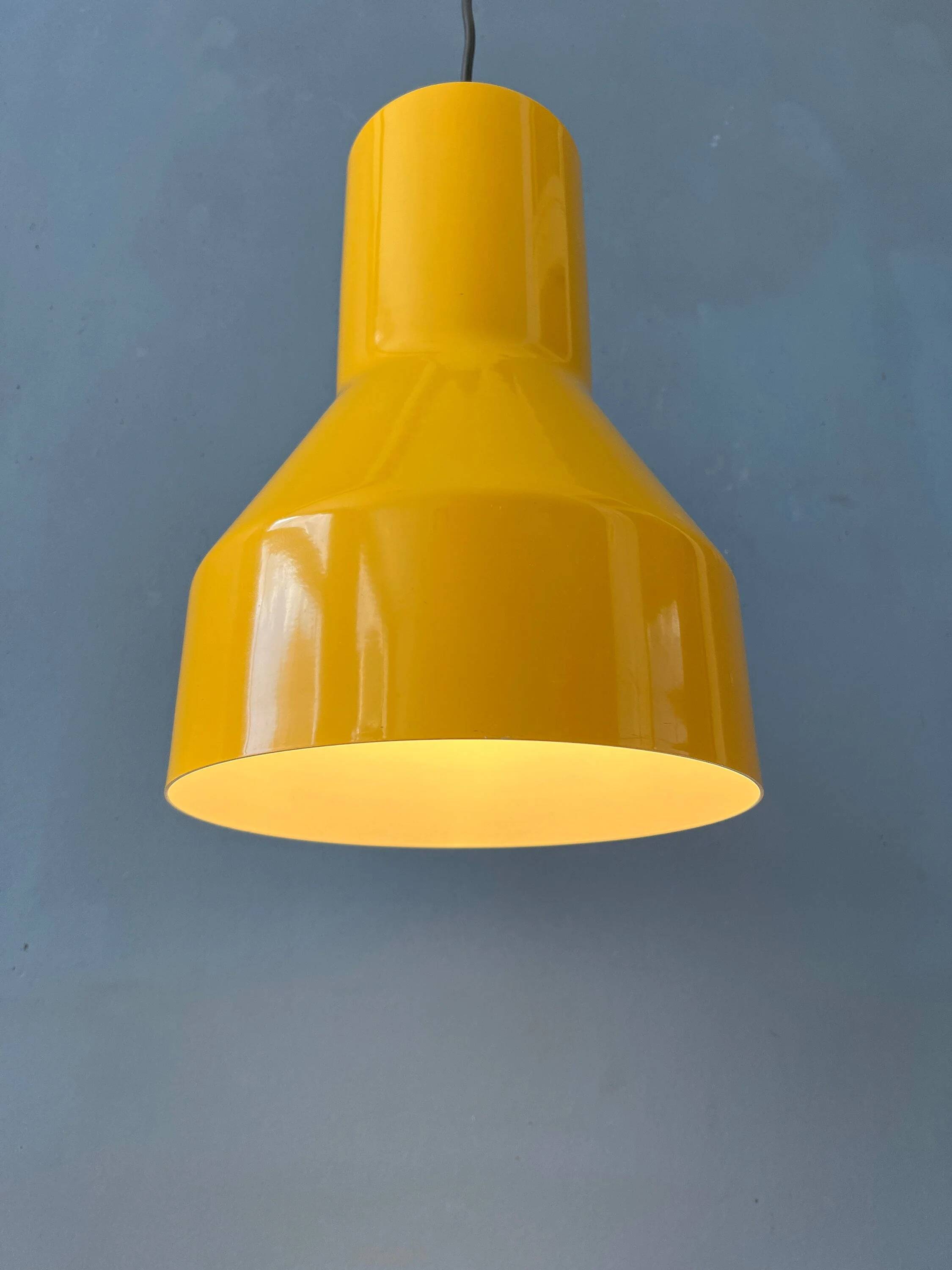 Suspension Space Age industrial in yellow metal
