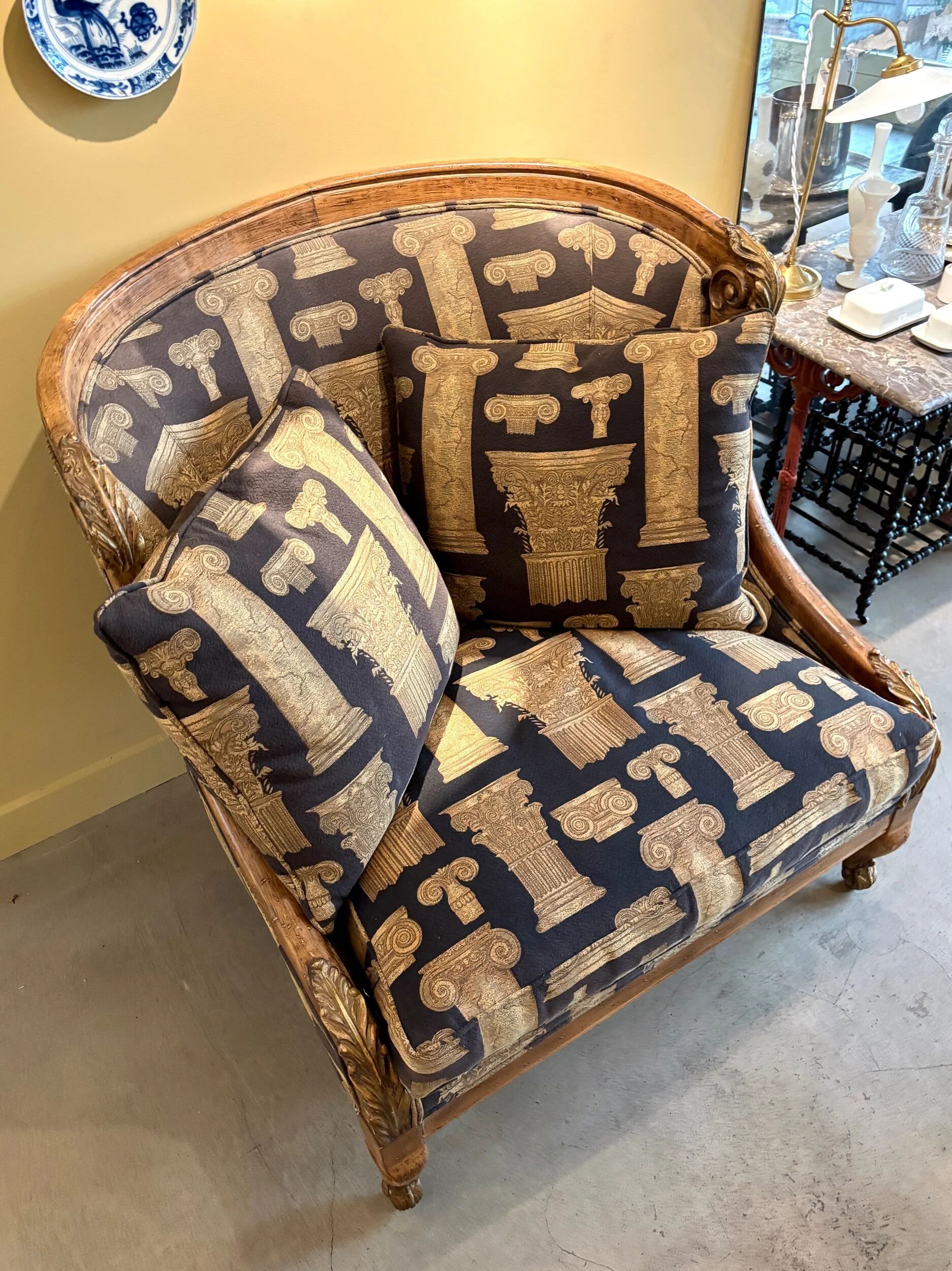 Armchair in a wooden confessional style with black and beige cotton.