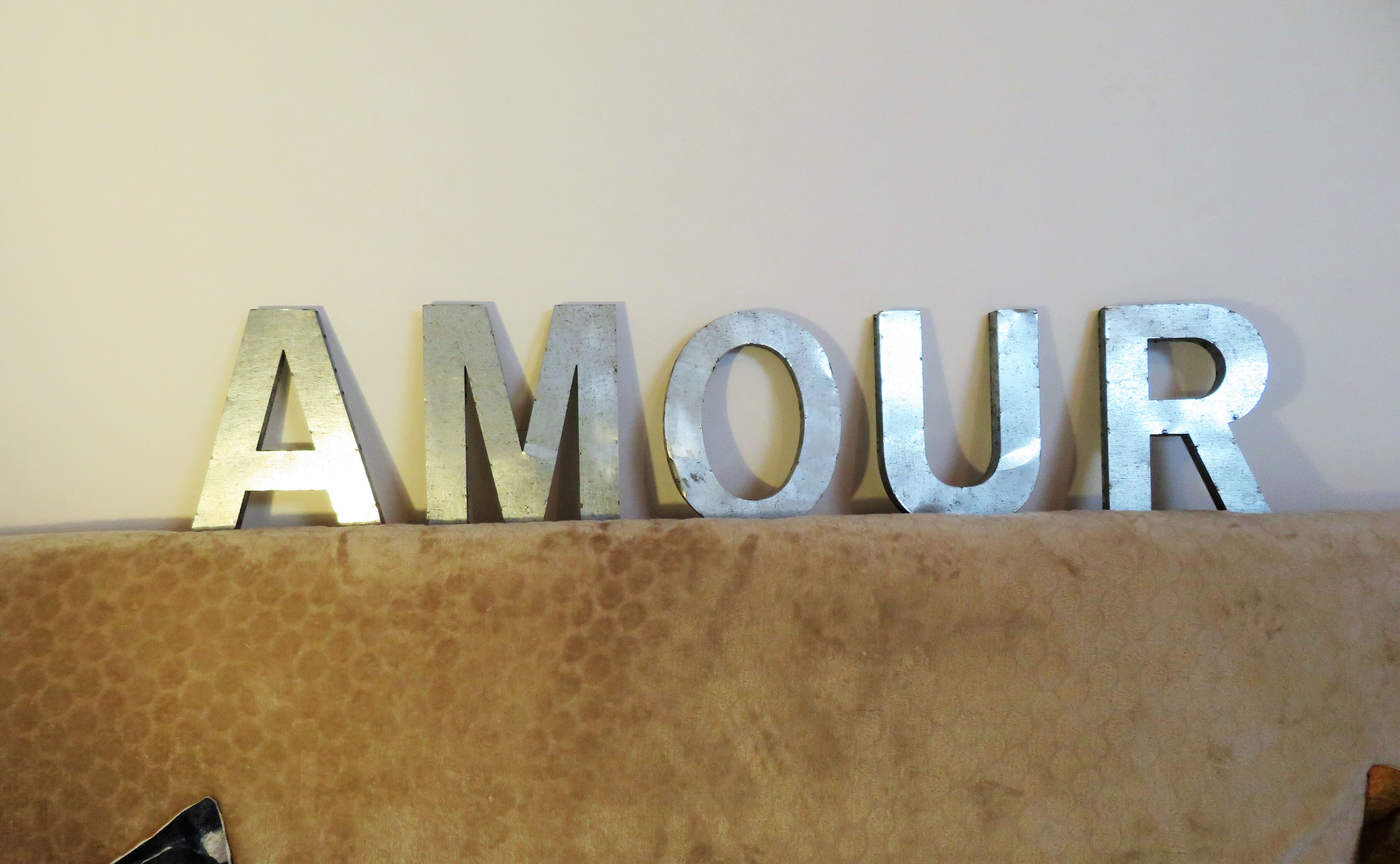 Lettres en zinc galvanisé vintage 20 cm : AMOUR A poser ou fixer au mur