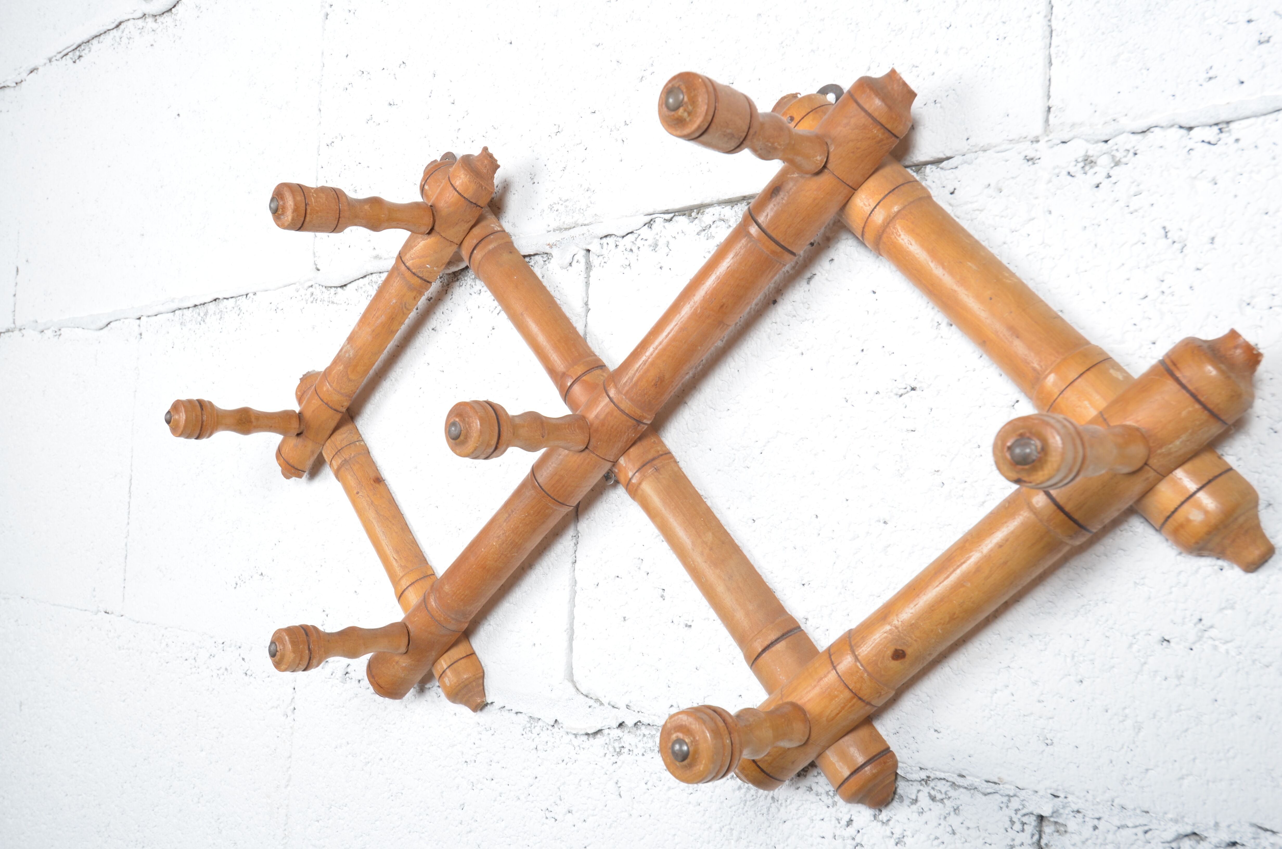 Wall accordion coat holder