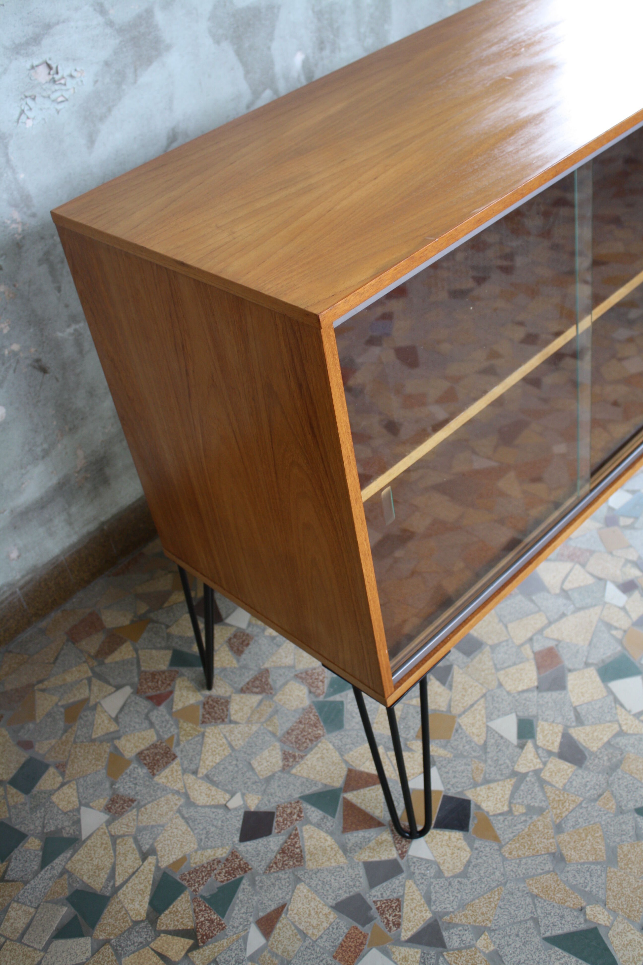 Showcase storage teak vintage 1960 with hairpin legs