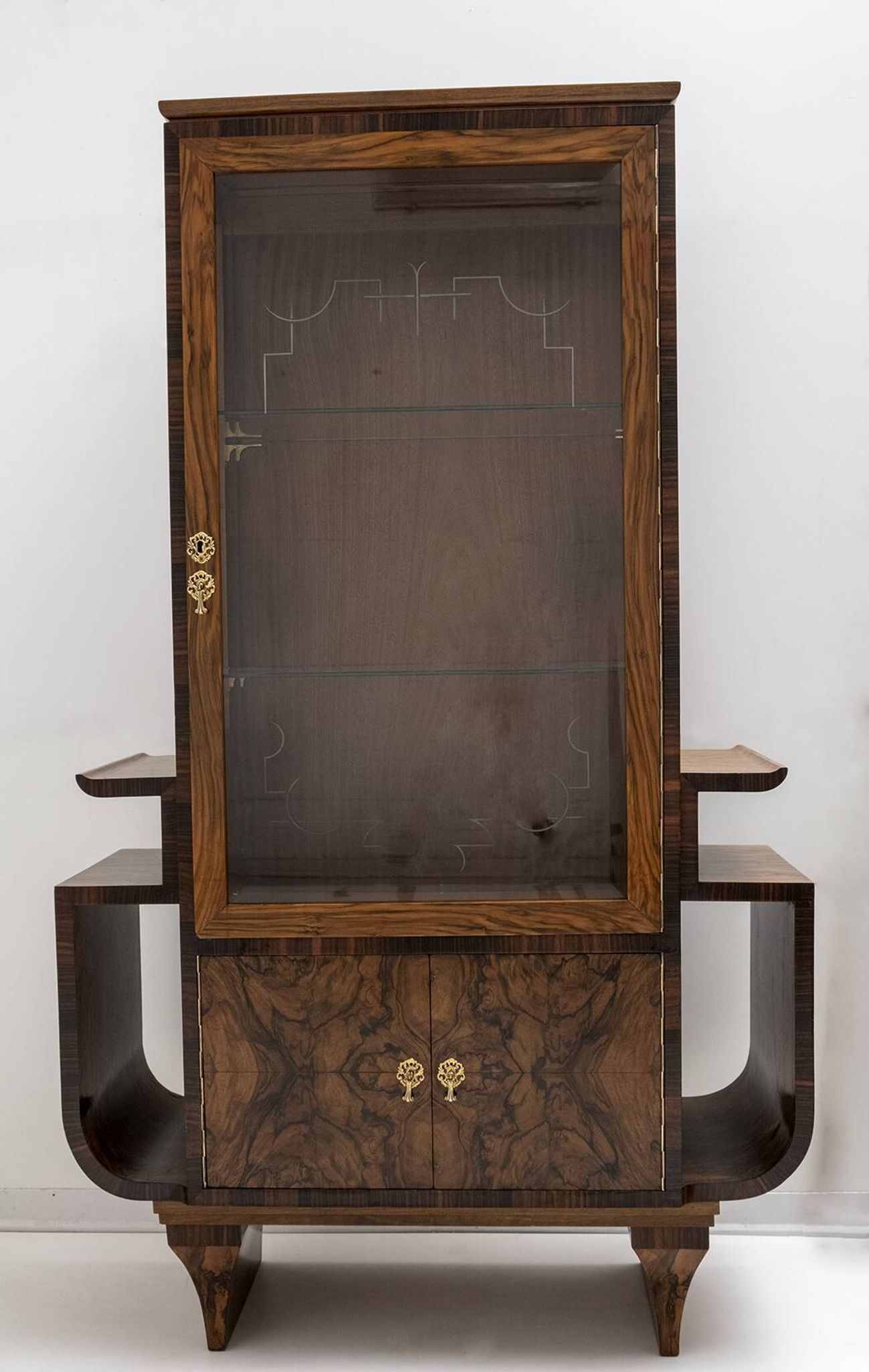 Art Dèco Italian Walnut Vitrines or Bar Display Cabinet, 1925