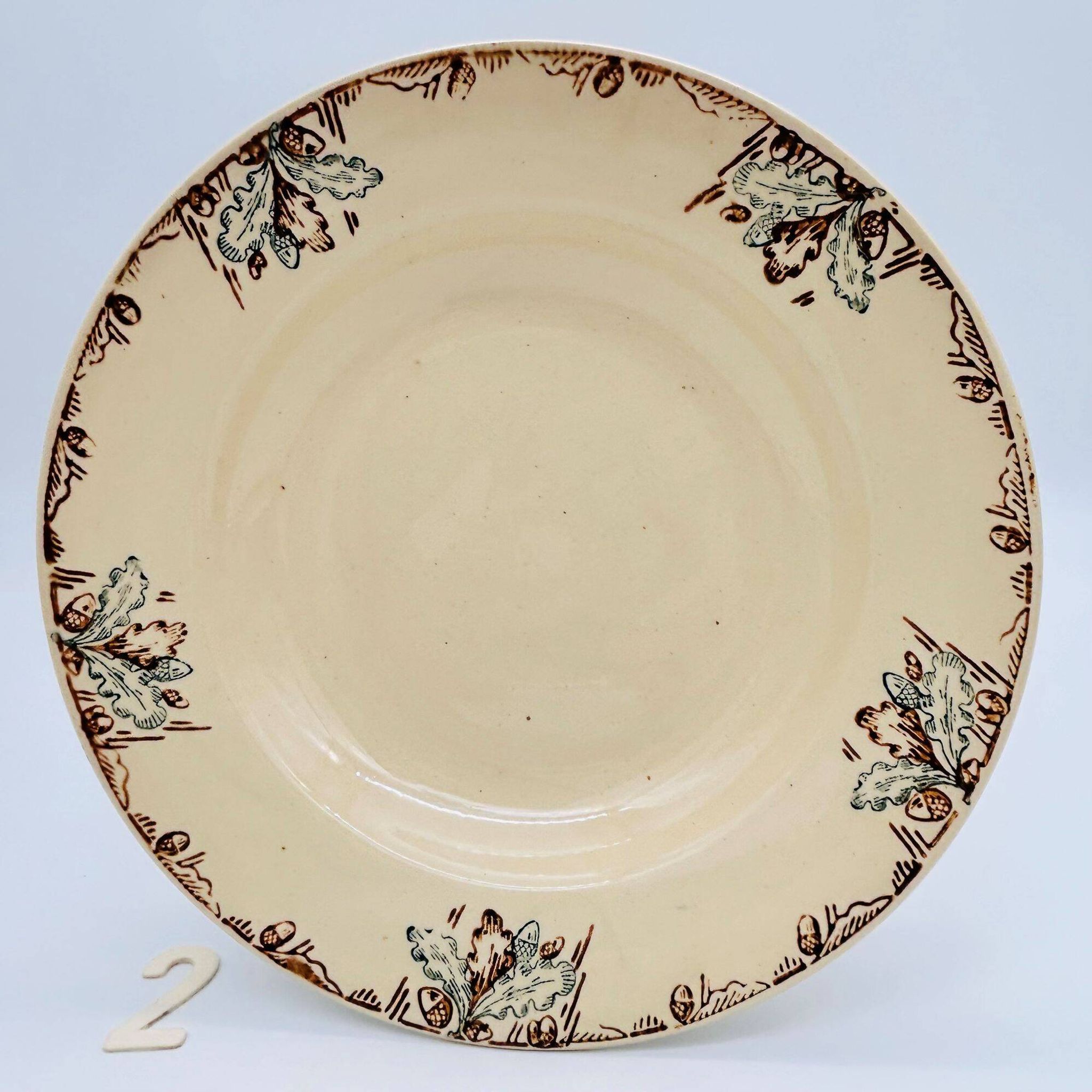 4 assiettes creuses, chêne et gland.