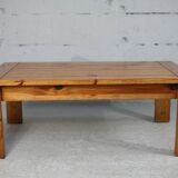 Table basse en pin. France, circa 1970