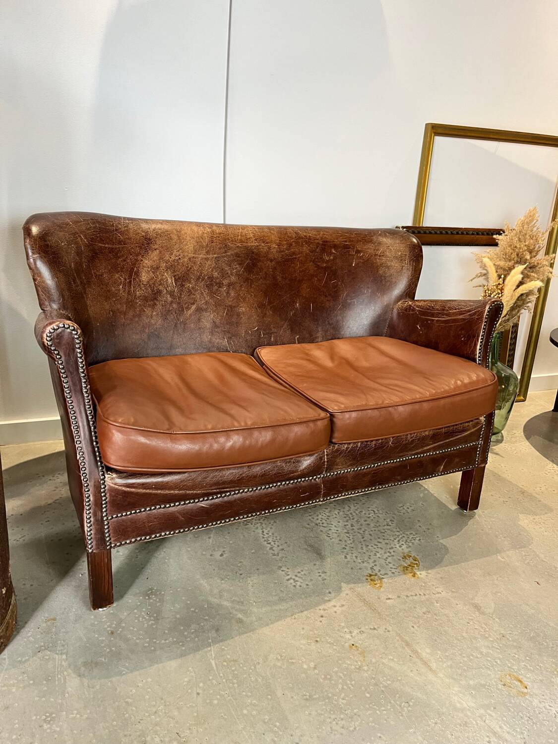 Banquette vintage en cuir clouté
