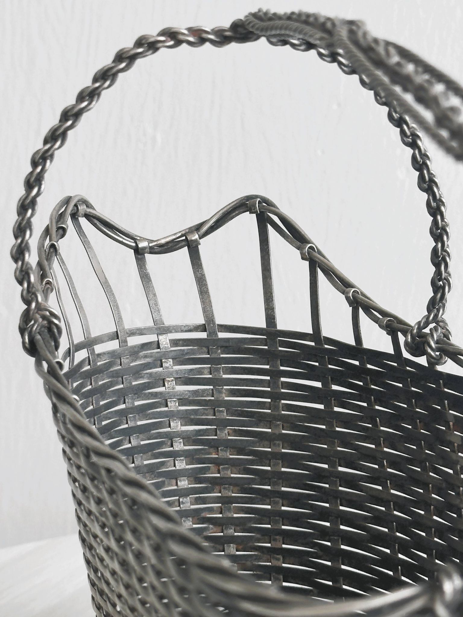 Panier à vin en métal tressé