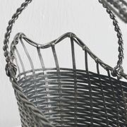 Panier à vin en métal tressé