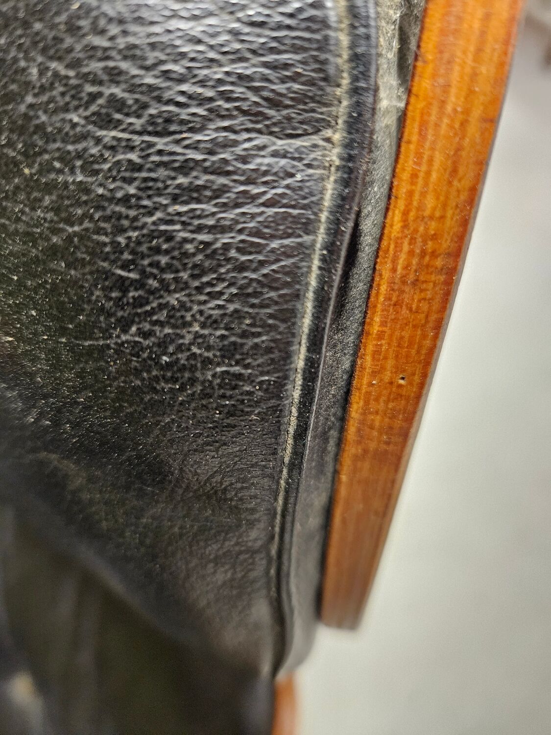 Fauteuil lounge cuir noir 1970 vintage