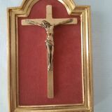 Crucifix cadre doré à fond rose