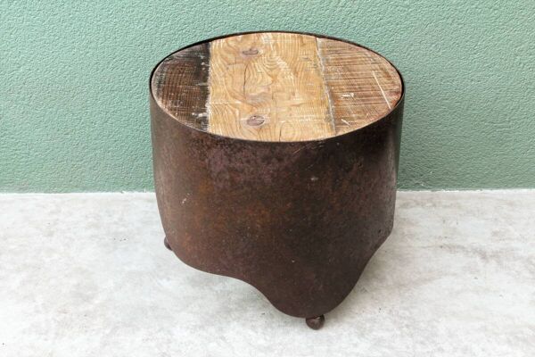 Table basse industrielle en acier et bois patiné