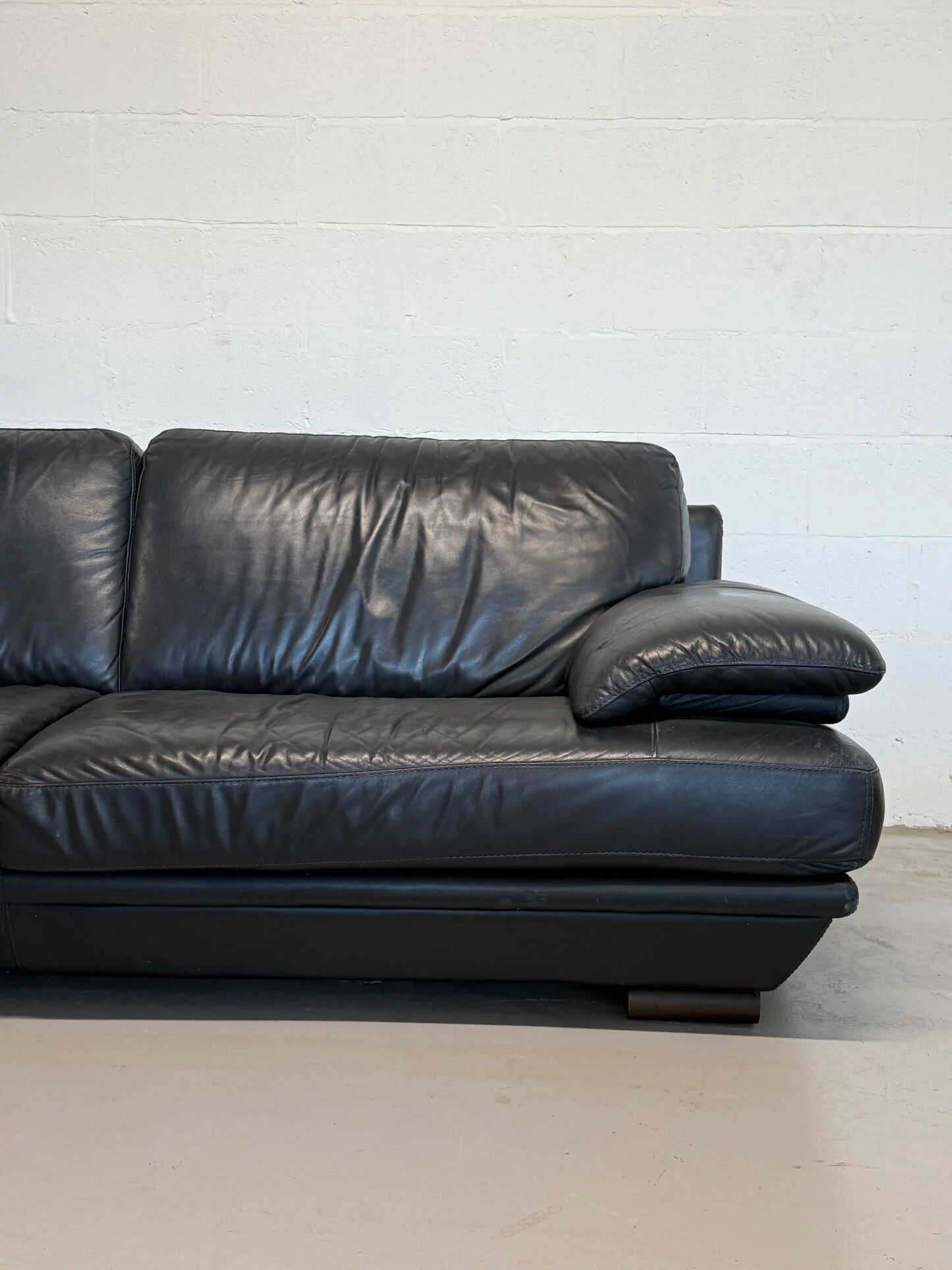 3-seater navy blue leather sofa by Natuzzi