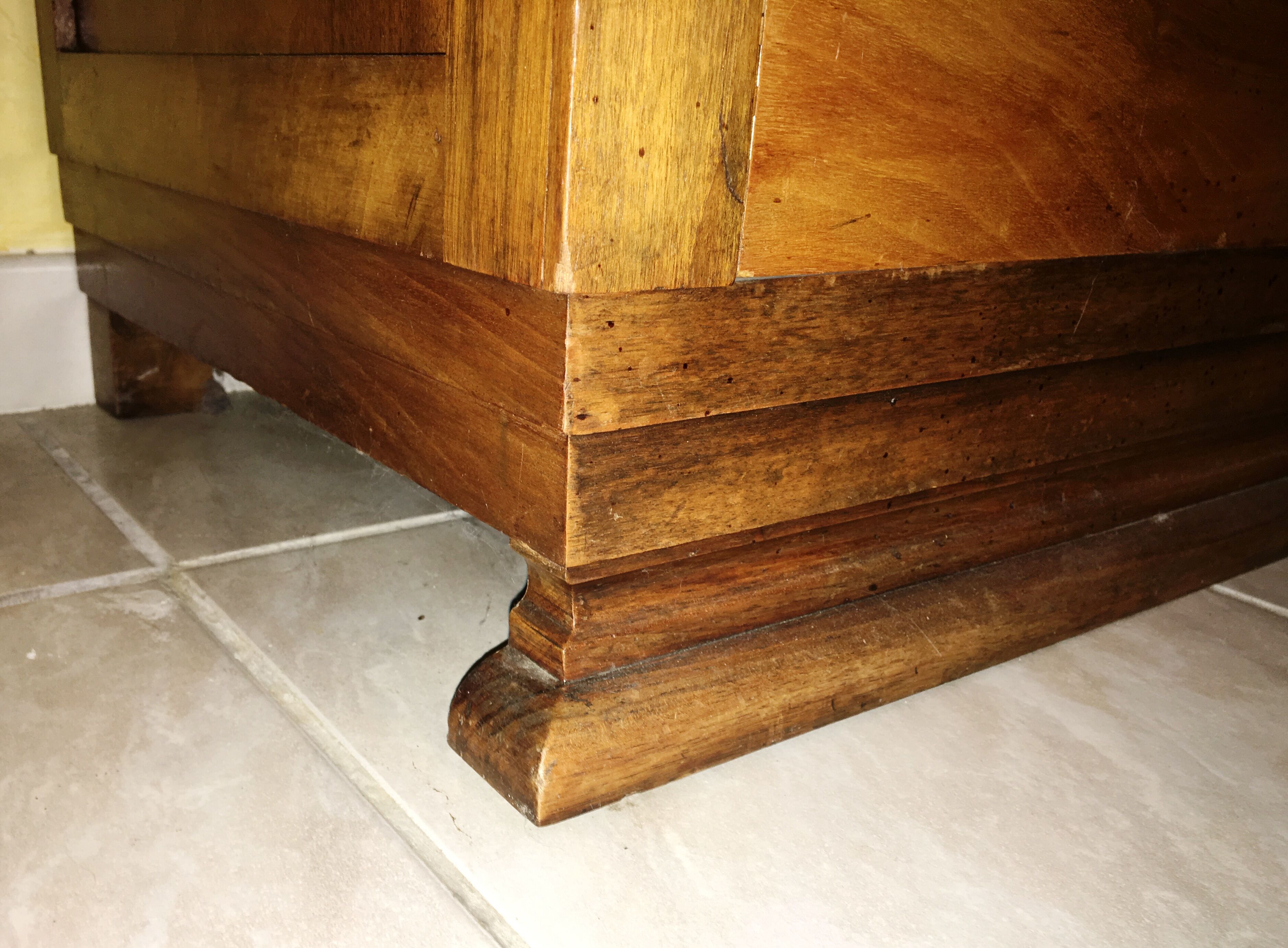 Chest of drawers in walnut