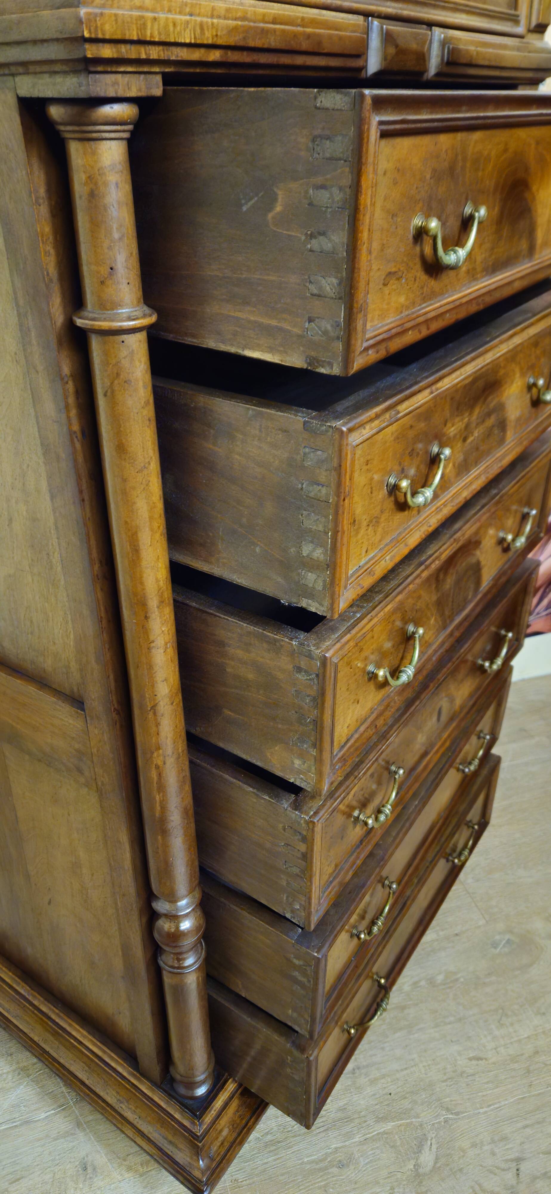 Chest of drawers / chiffonnier in solid walnut, Napoleonic III period – 19th century