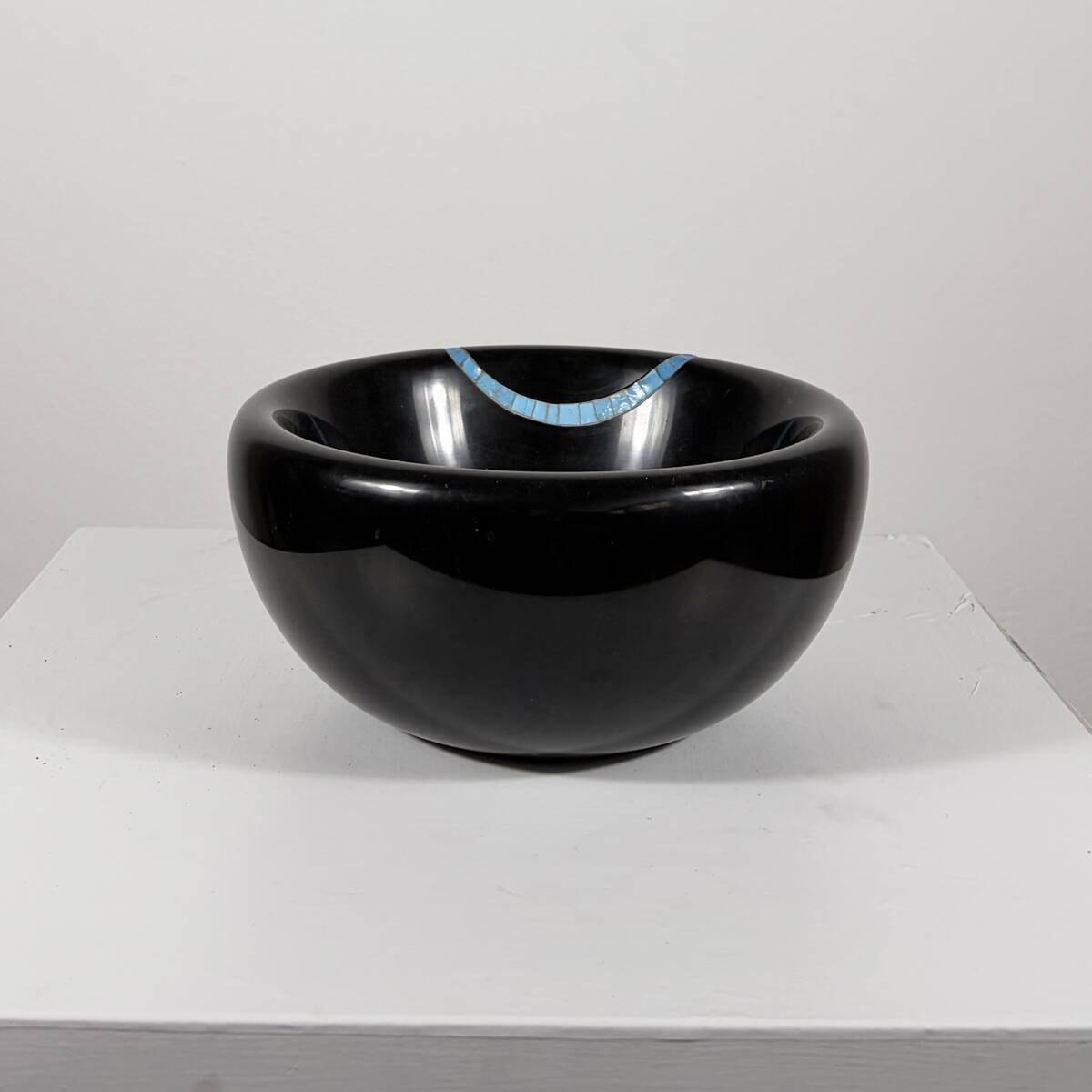 Vase en marbre noir belge avec incrustation de pierre turquoise