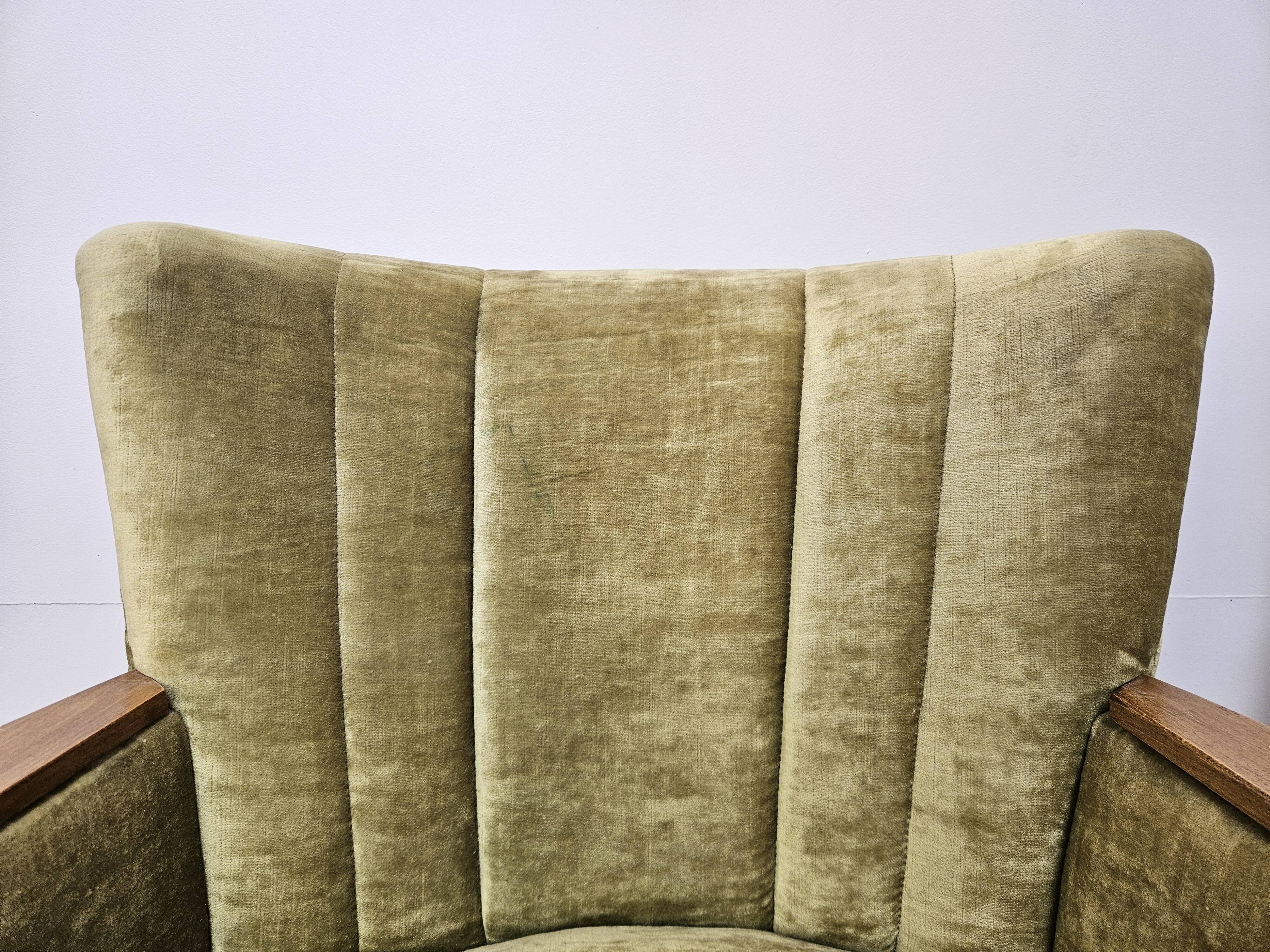 Deux fauteuils cocktail en tissu vert des années 1950 à roulettes