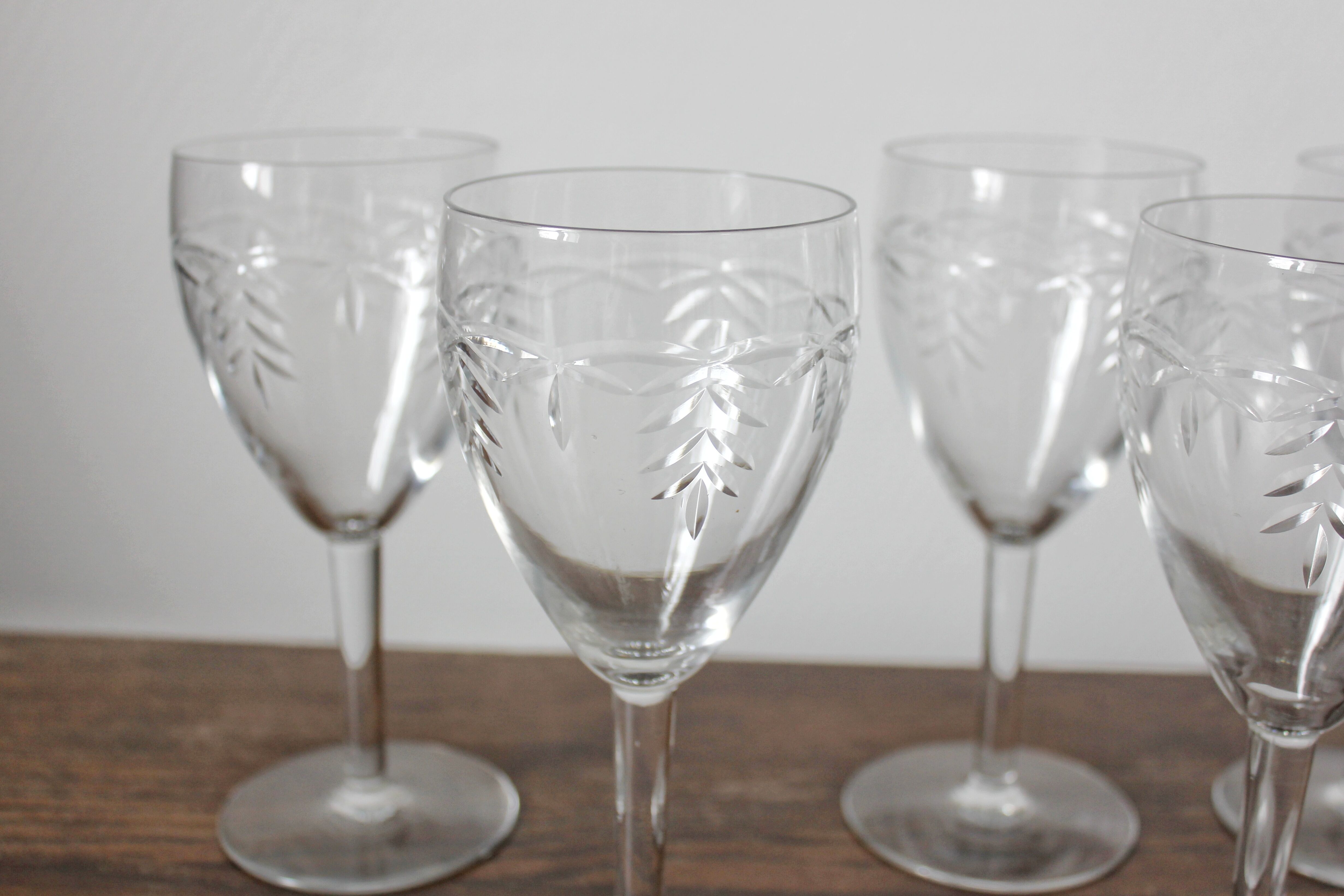 8 vintage-style engraved crystal red wine glasses