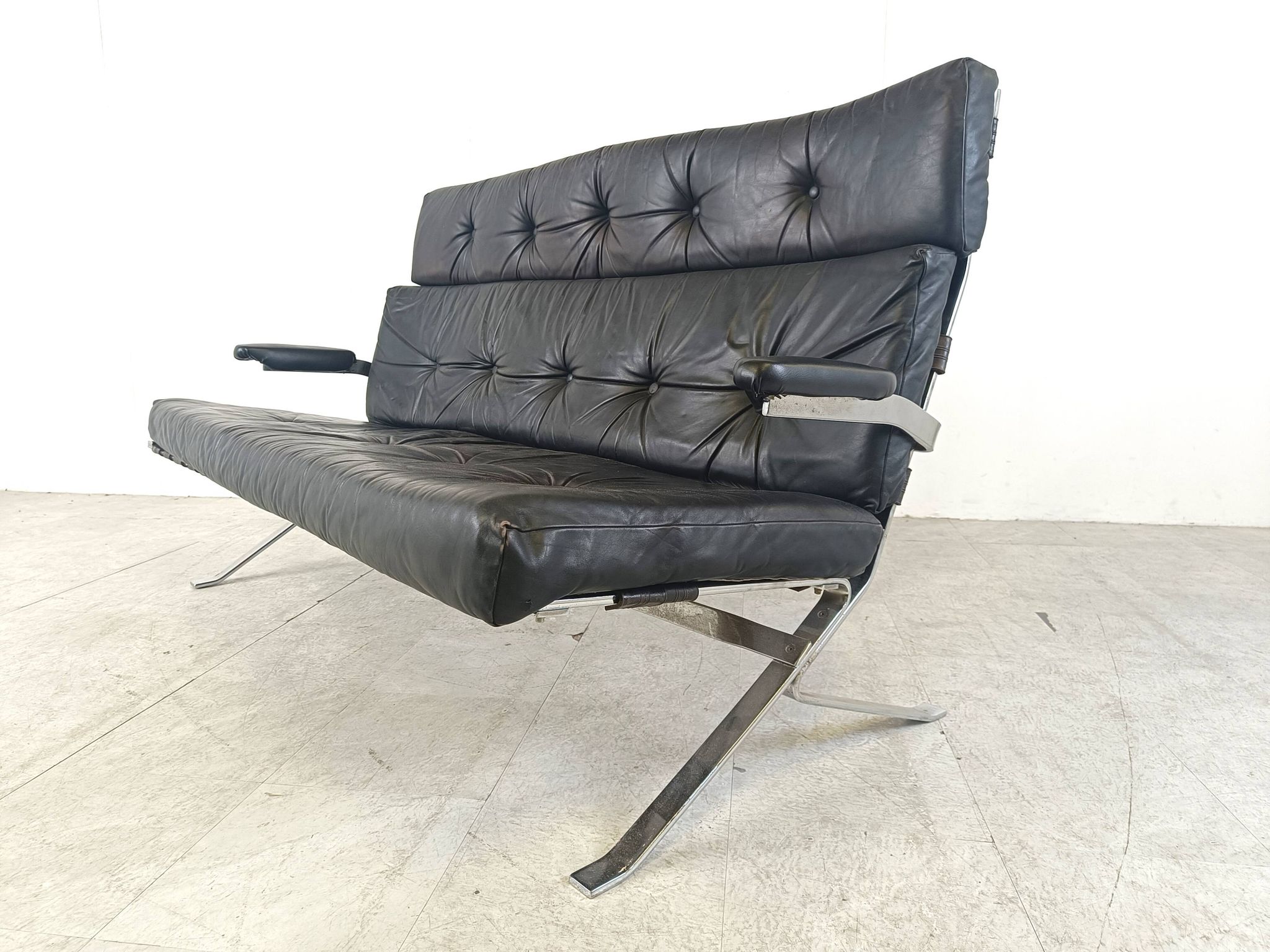 Canapé vintage en cuir noir et chrome, années 1970