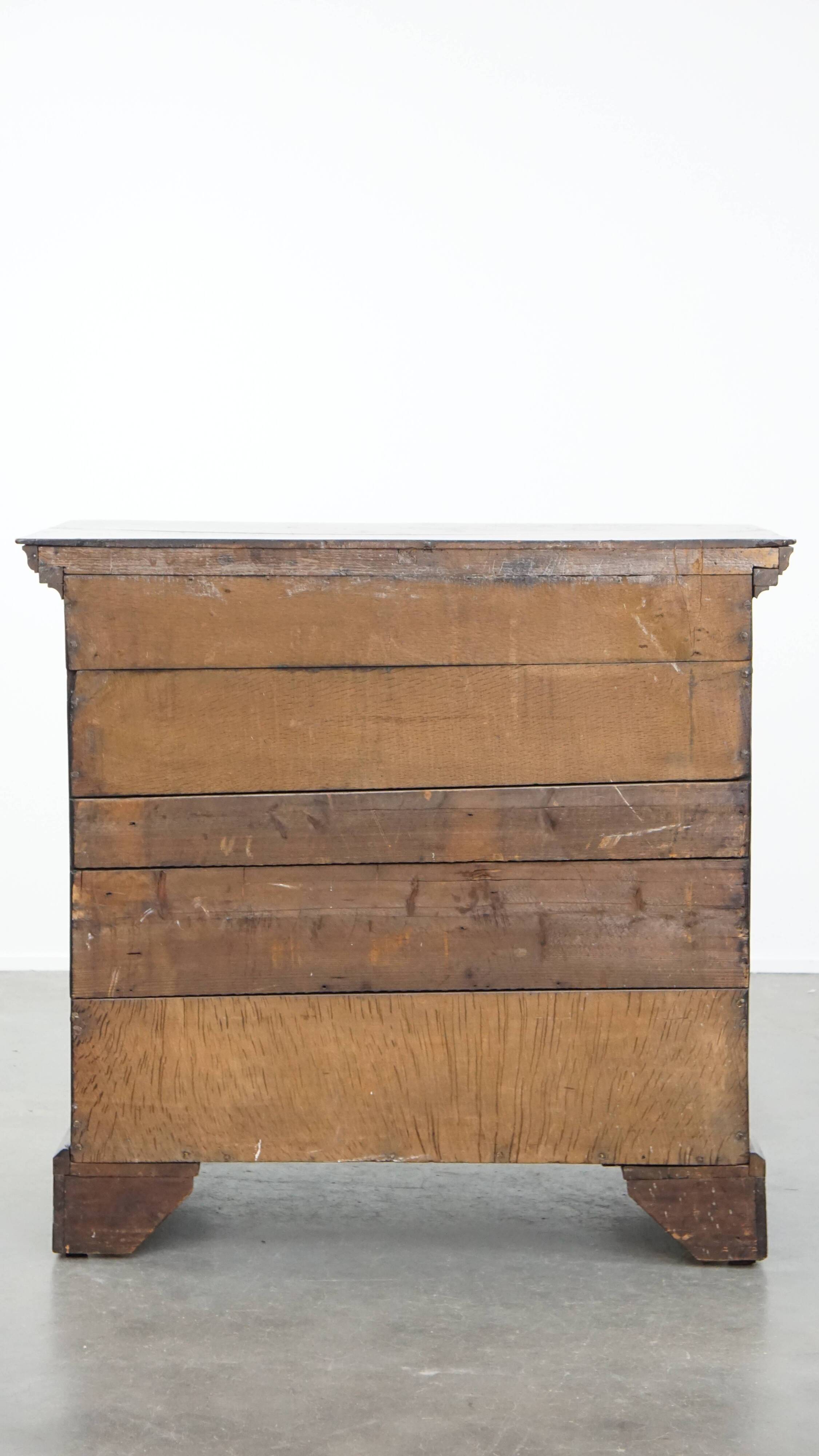 Early 18th century antique English oak chest of drawers with 5 drawers