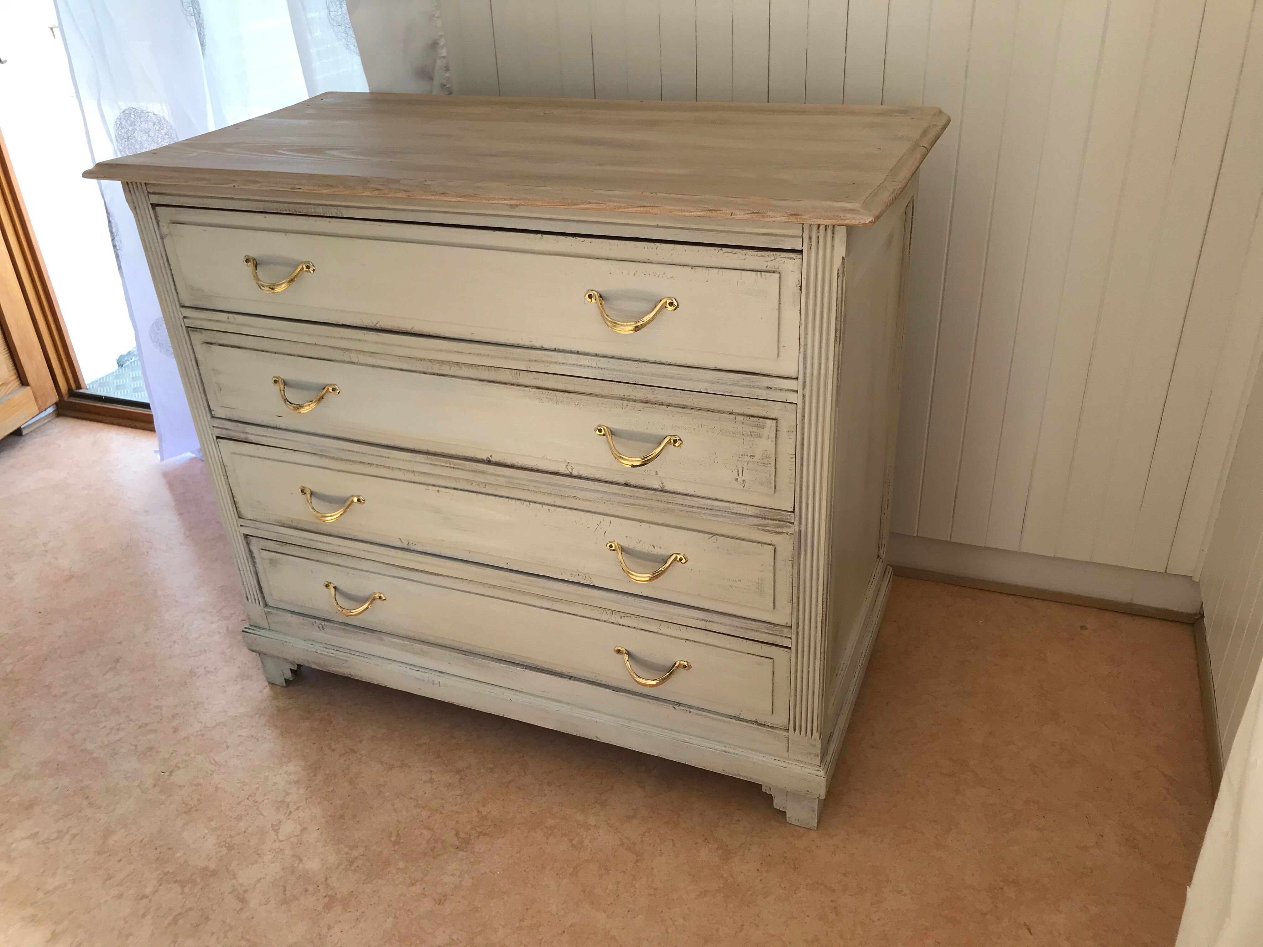 Old white patinated/cream dresser