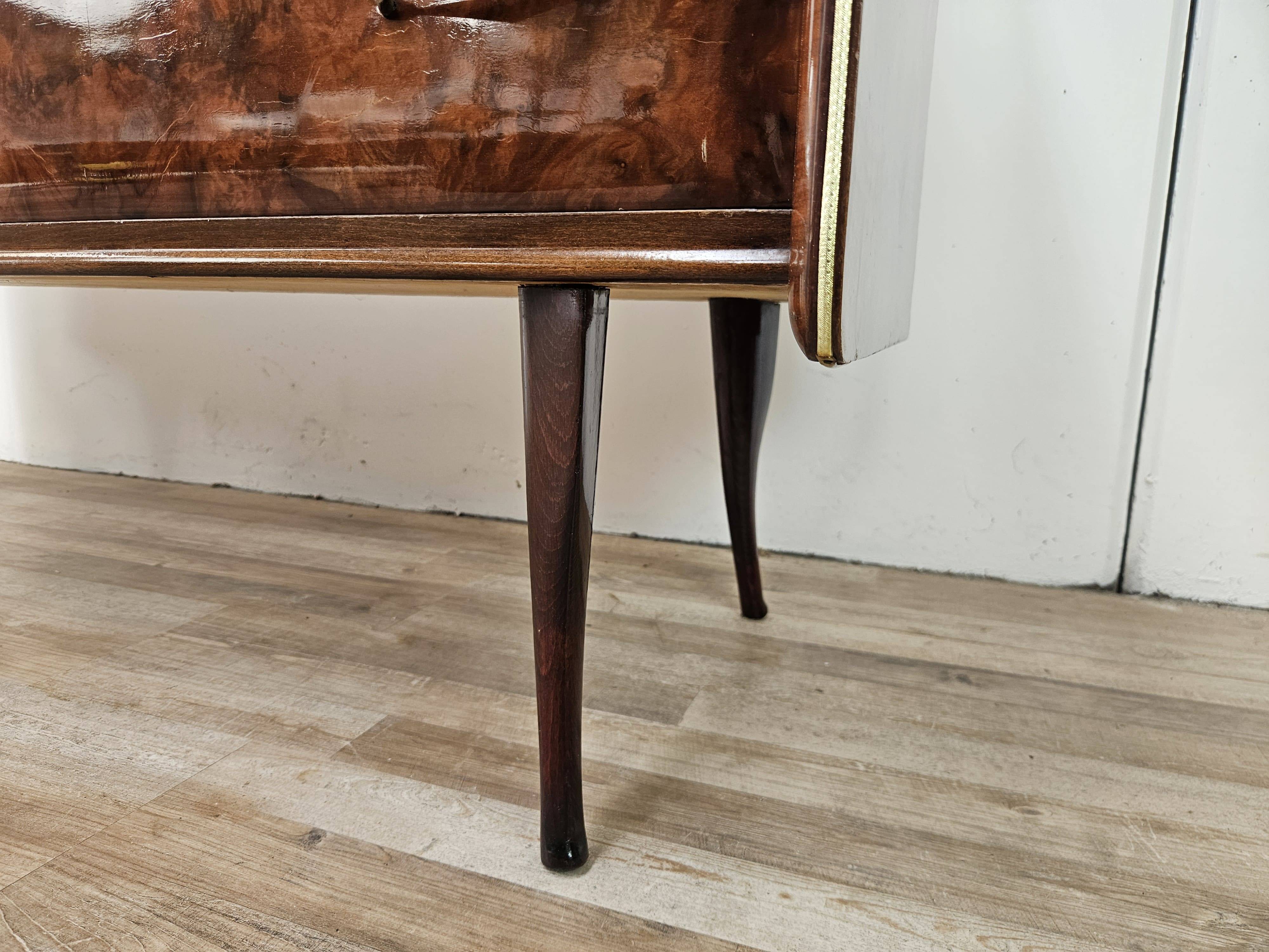 Commode en noyer avec dessus en verre double.