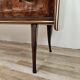 Commode en noyer avec dessus en verre double.