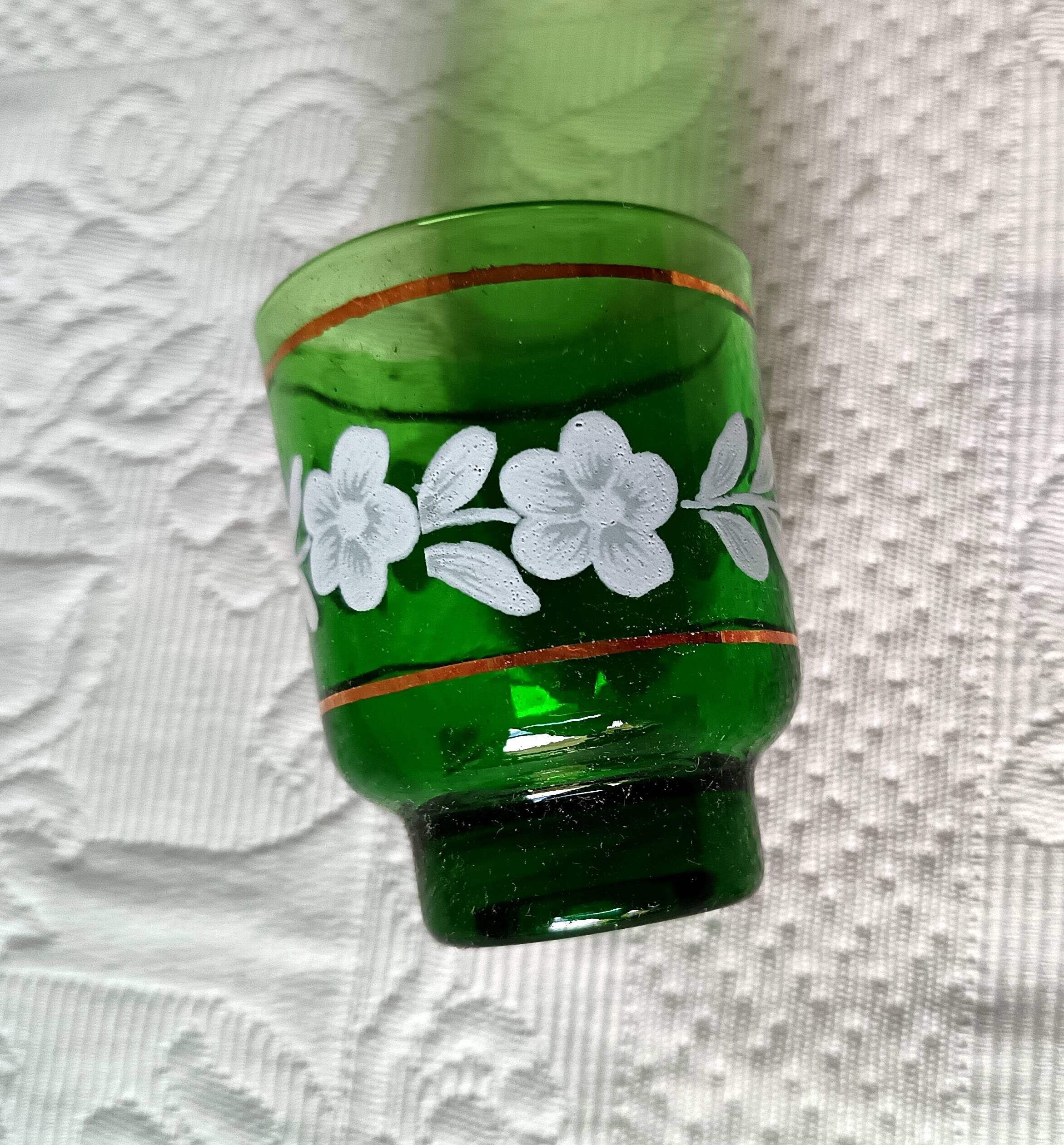 6 verres à liqueur verts décor fleuri blanc vintage