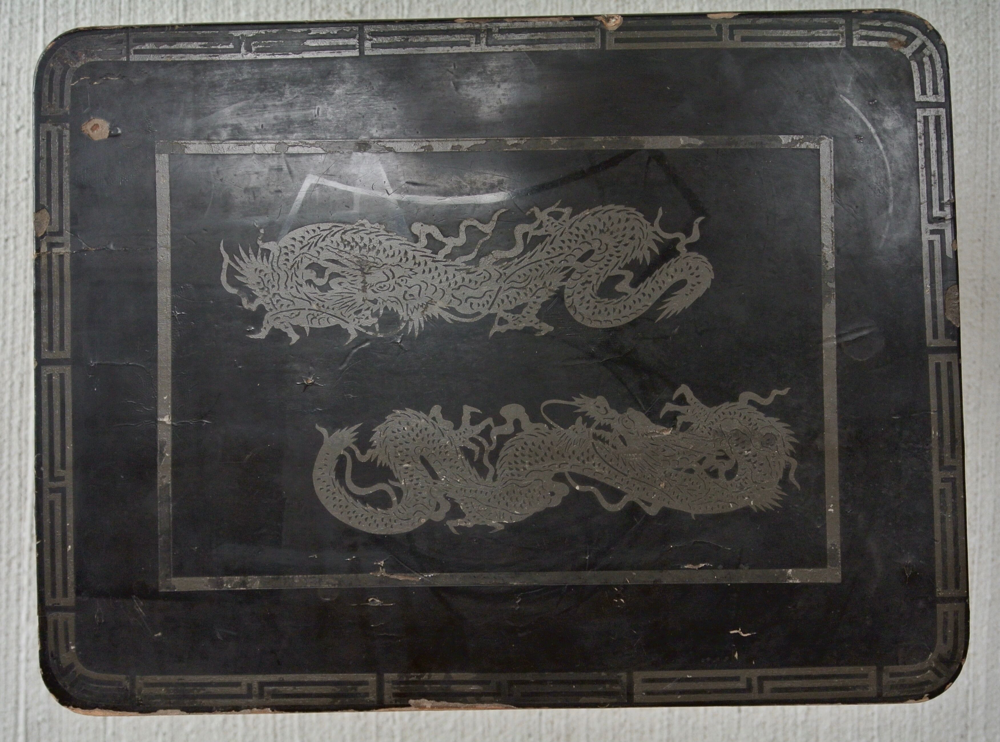 Paire de tables gigognes en bois noir - plateau à décor de dragons