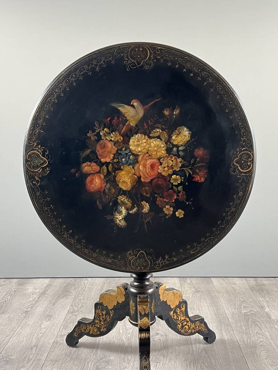 Napoleon III guéridon table in black lacquered wood with floral painted decoration, 19th century.