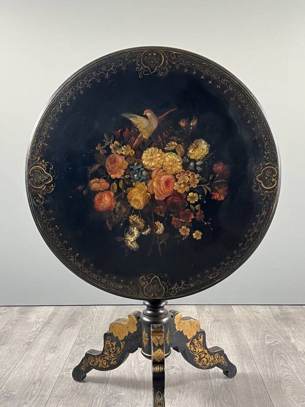 Table guéridon Napoléon III en bois laqué noir à décor peint floral, XIXe s