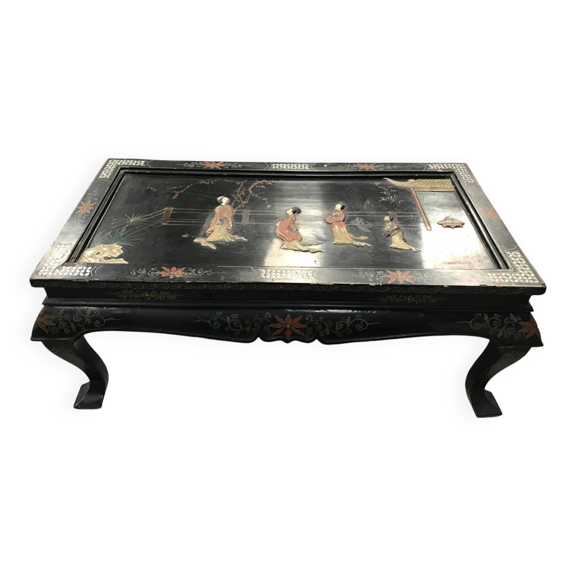 Table basse Chinoise avec sculpture et nacre