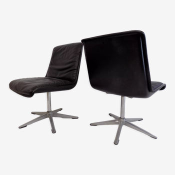 Paire de chaises modèle Delta par Delta Design