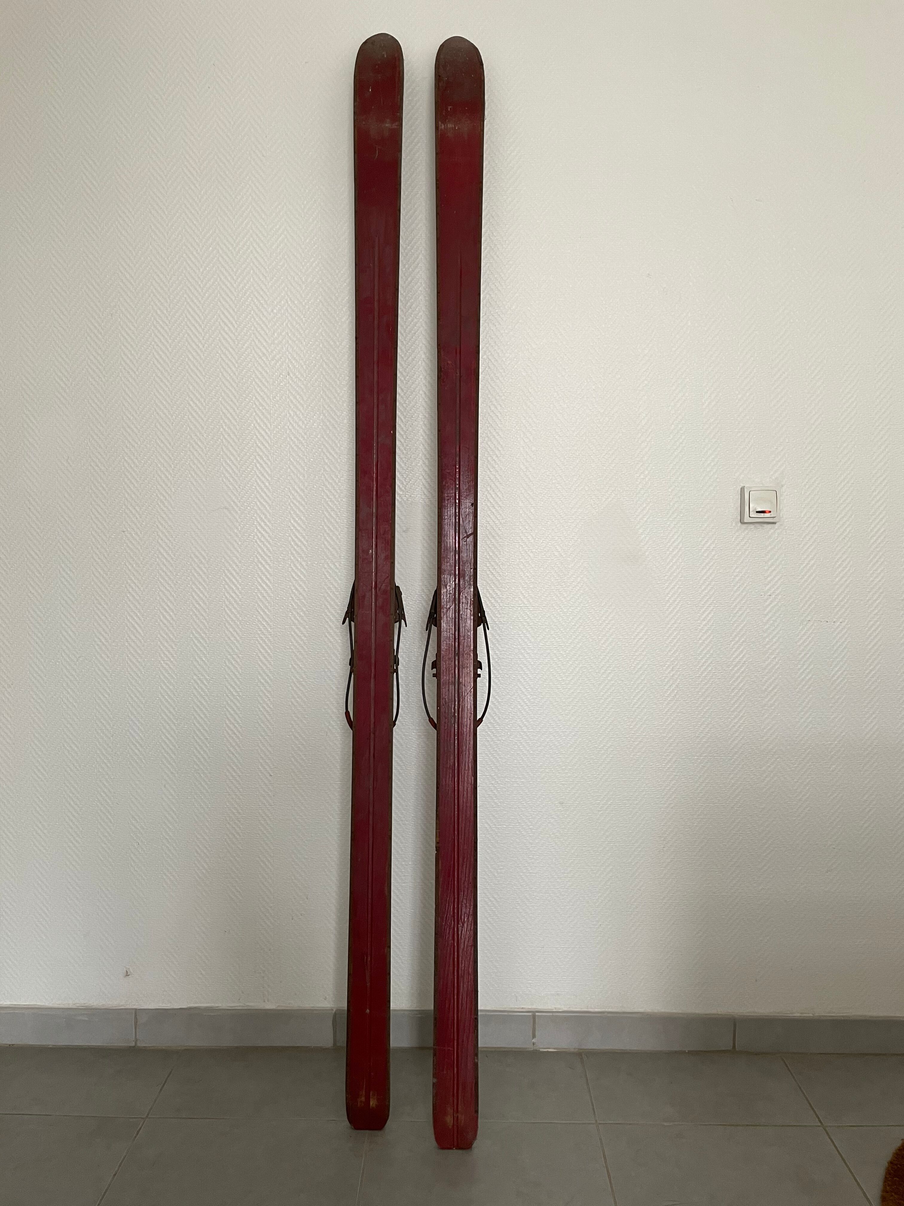 FORMER WOODEN SKI PAIR