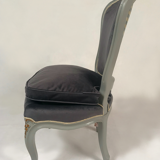 Chauffeuse de style Louis XV bois laqué gris rechampi or