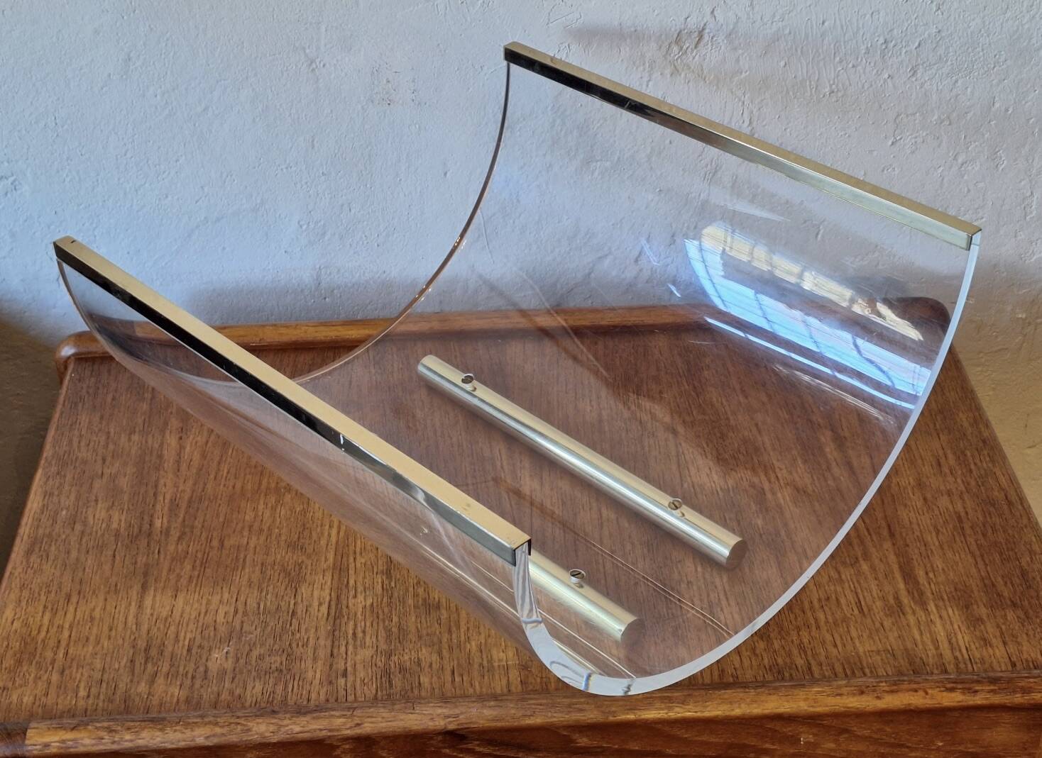 Italian magazine rack in acrylic and solid brass, 1970s