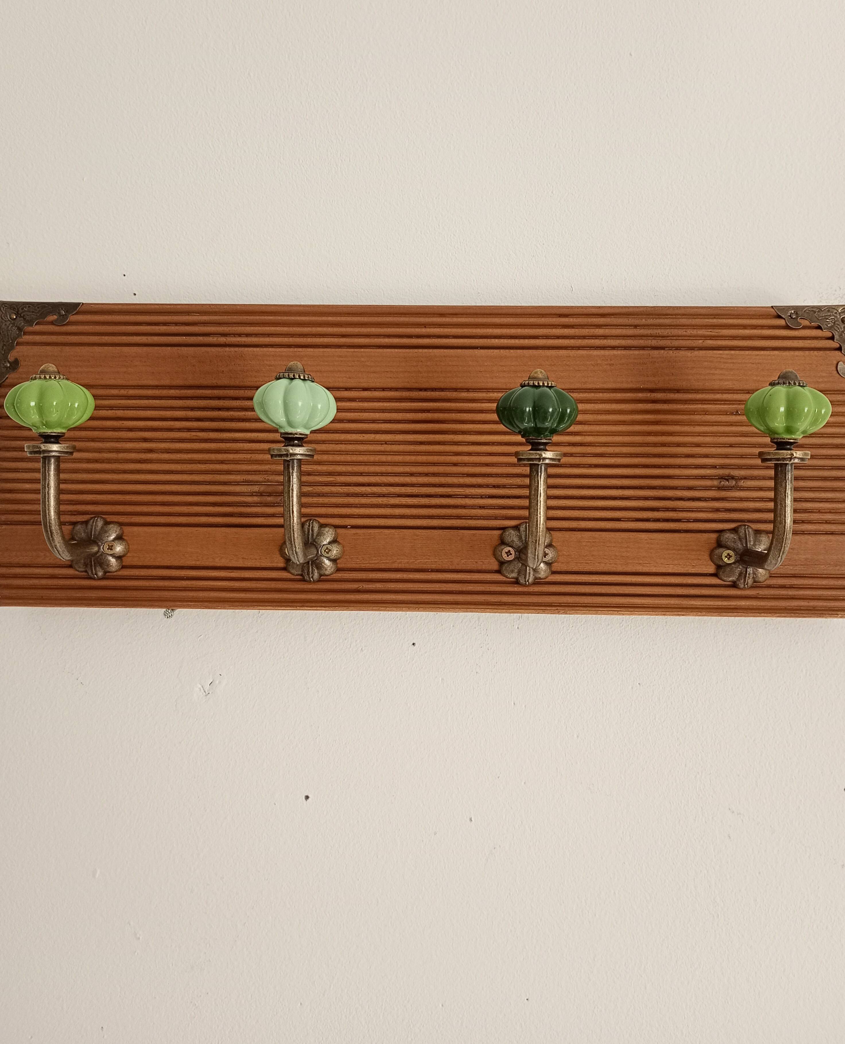 Wall-mounted coat rack in wood – 40 cm – 4 hooks in metal and green ceramic