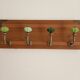 Wall-mounted coat rack in wood – 40 cm – 4 hooks in metal and green ceramic
