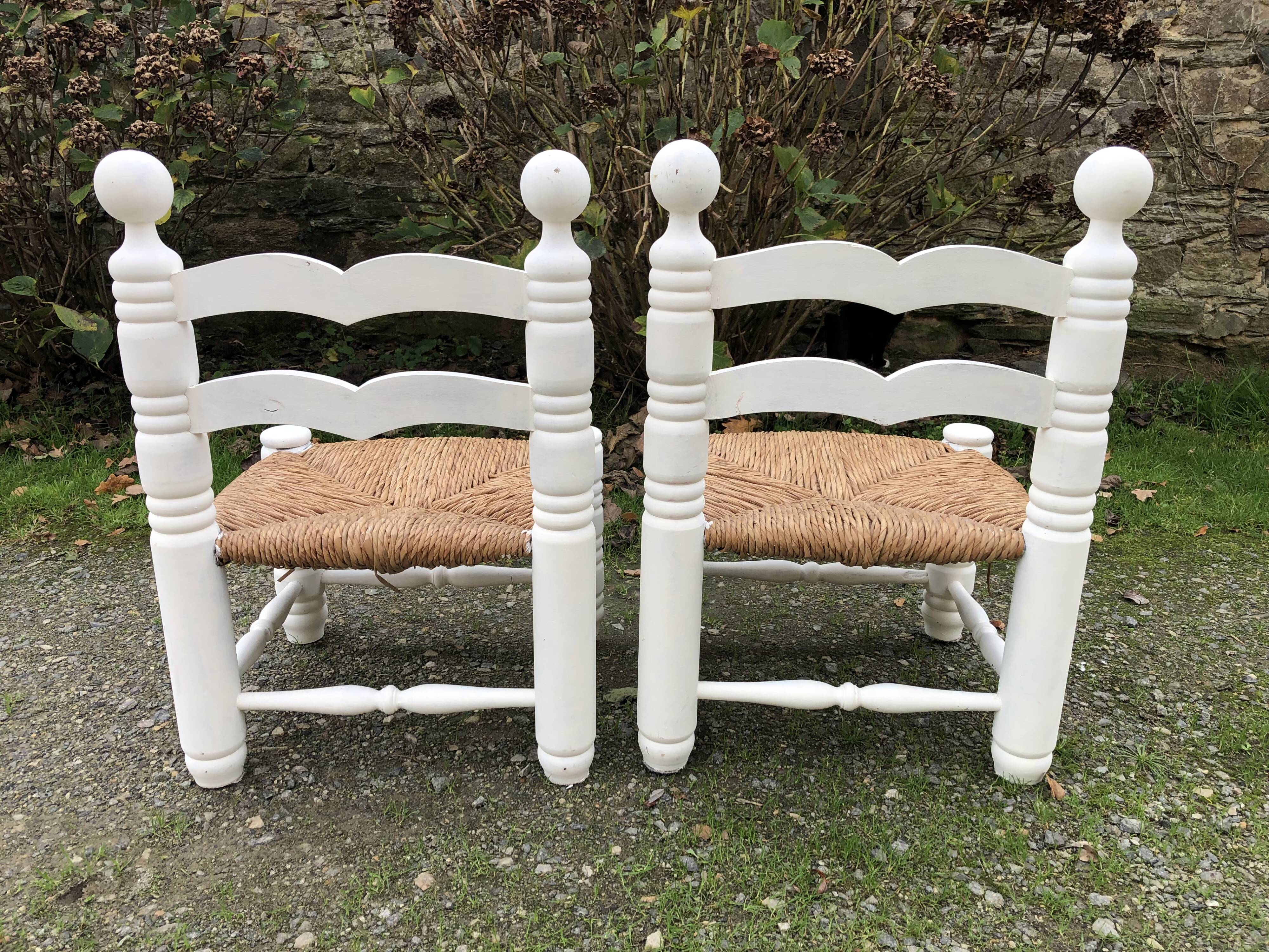 Duo de chaises vintage paillées par Charles Dudouyt.