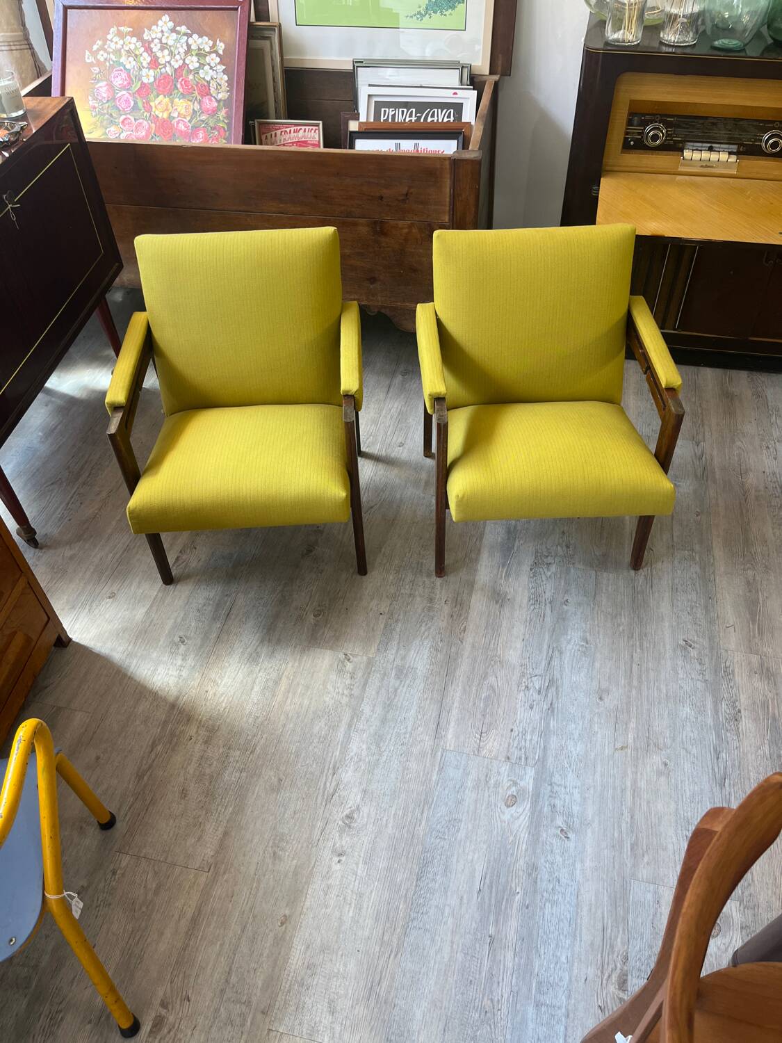 Reclining chairs in armchairs