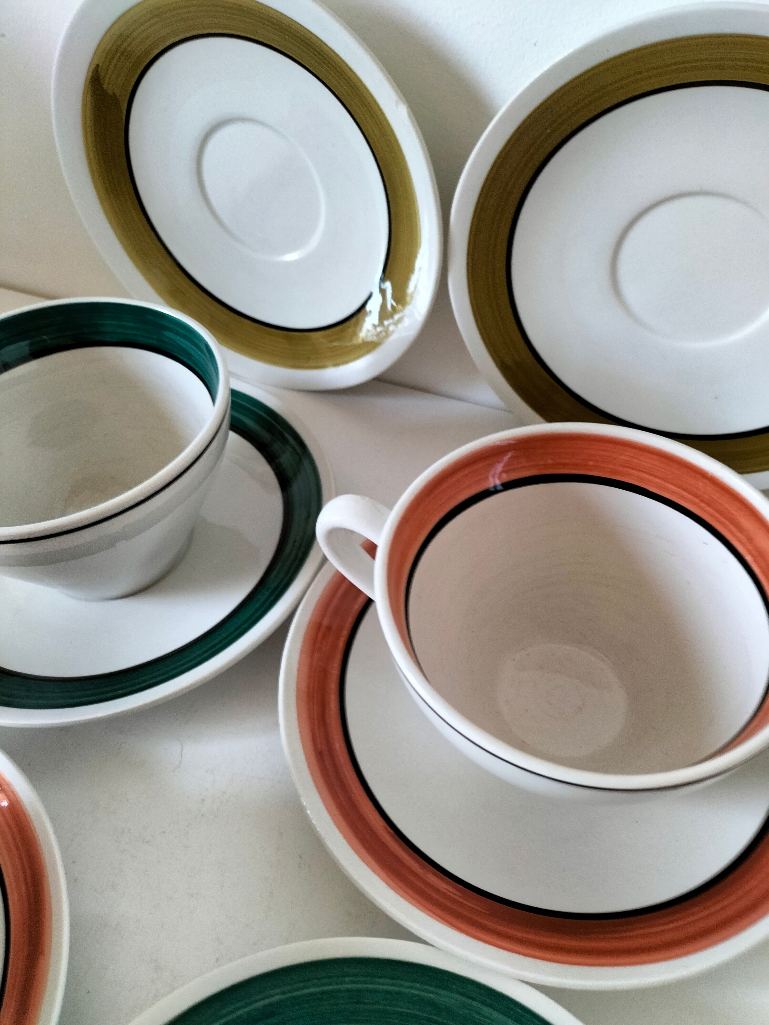 Ensemble de 4 grandes tasses vintage et 6 sous-tasses graphiques