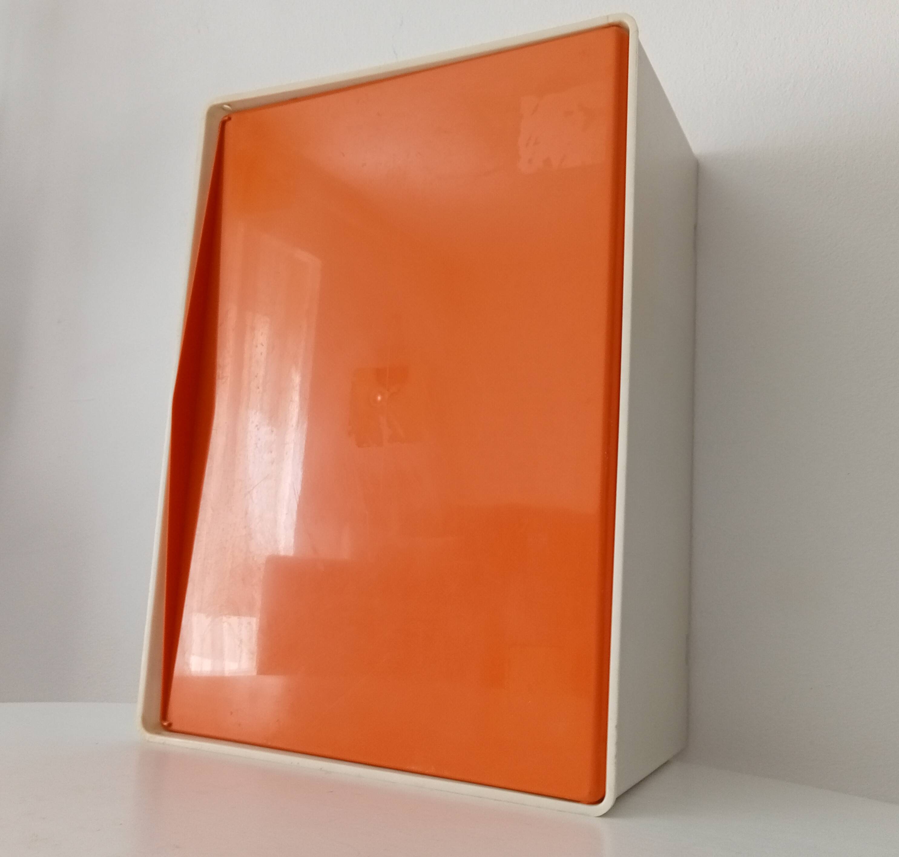 Vintage medicine cabinet in rigid plastic 70s