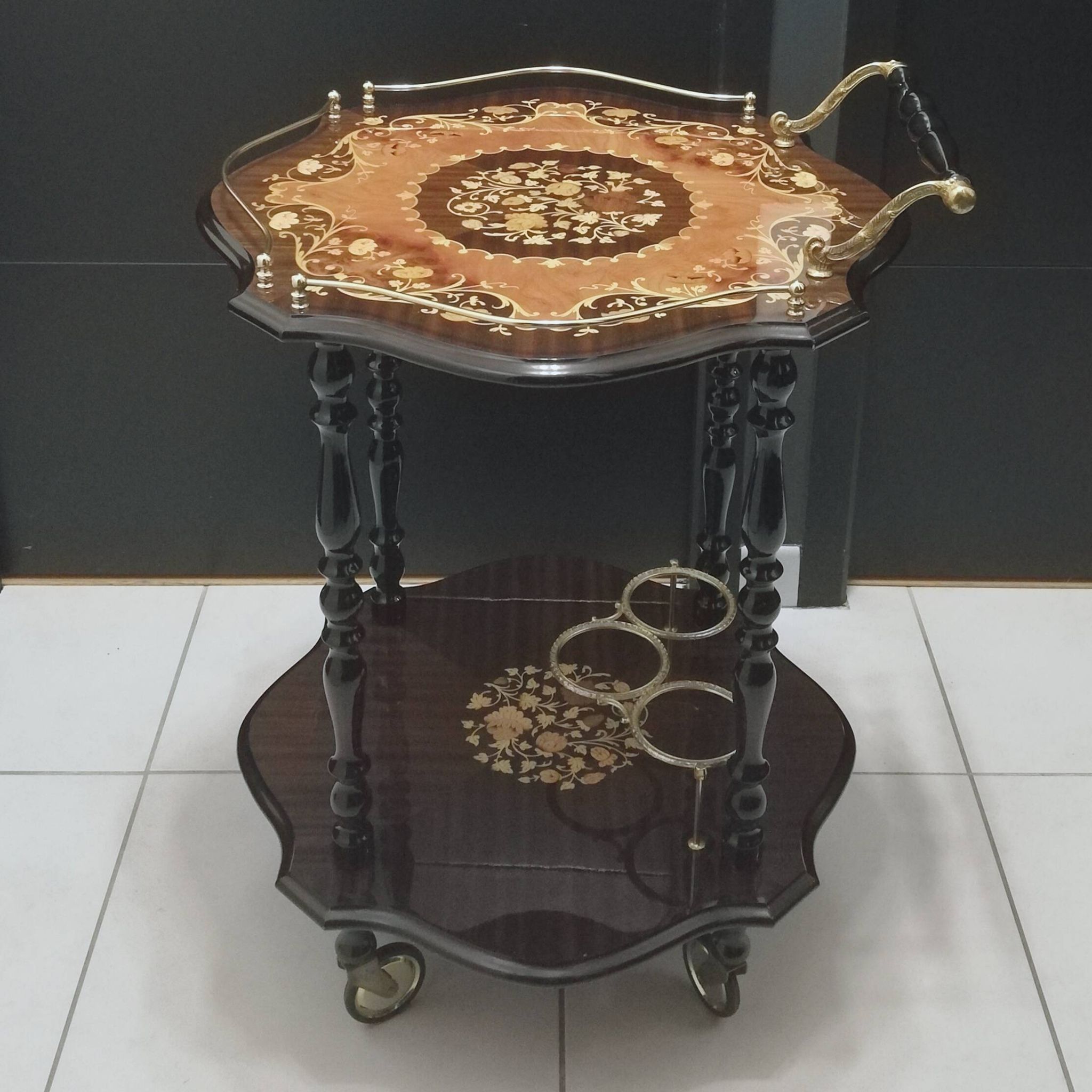 Desserte à roulettes en marqueterie