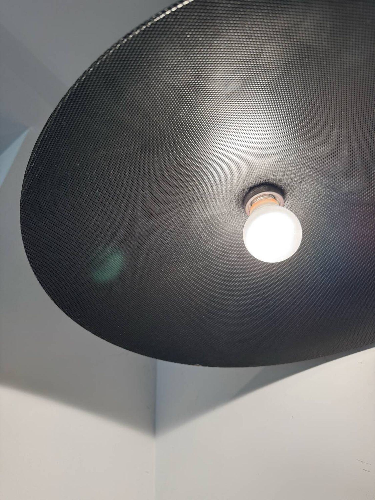 Suspension en métal micro-perforé, années 60