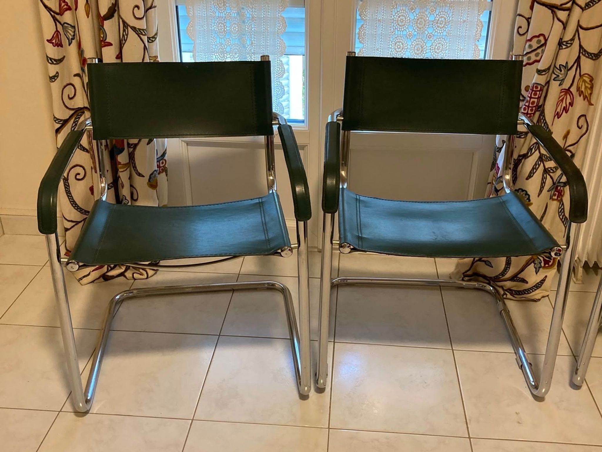 Paire de fauteuils cantilever vintage  cuir vert & chrome
